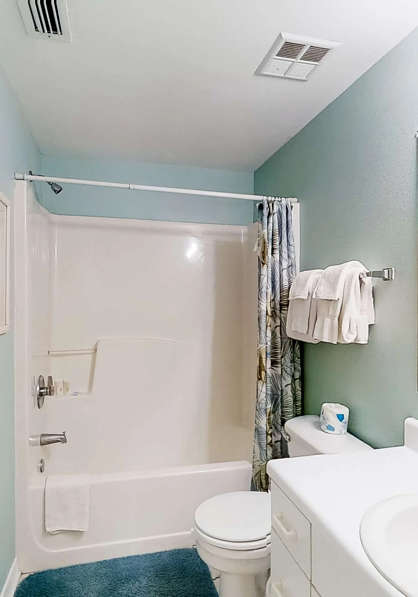 Beautifully Dressed Condo in Beachfront Complex with Shared Pool & Hot Tub & WiFi