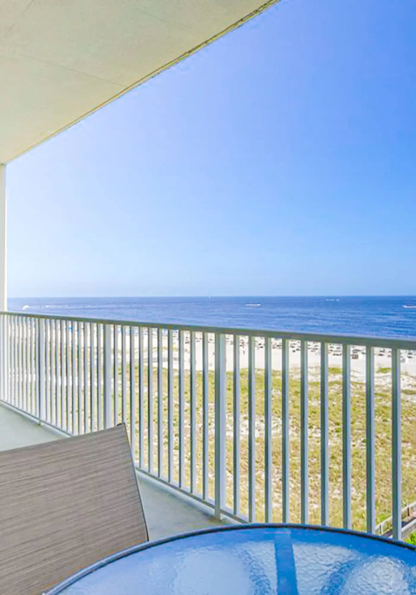 Beautifully Dressed Condo in Beachfront Complex with Shared Pool & Hot Tub & WiFi