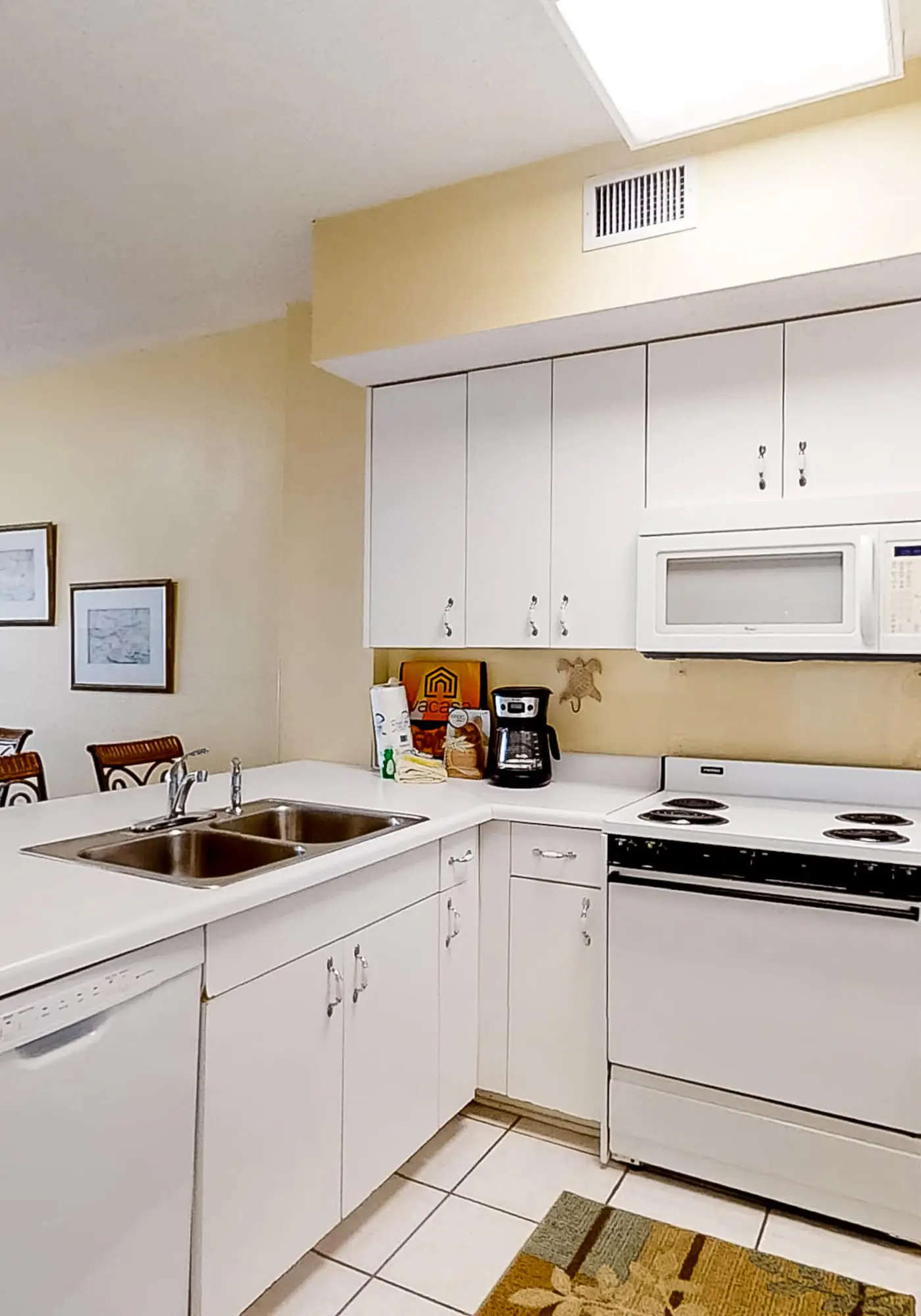 Beautifully Dressed Condo in Beachfront Complex with Shared Pool & Hot Tub & WiFi