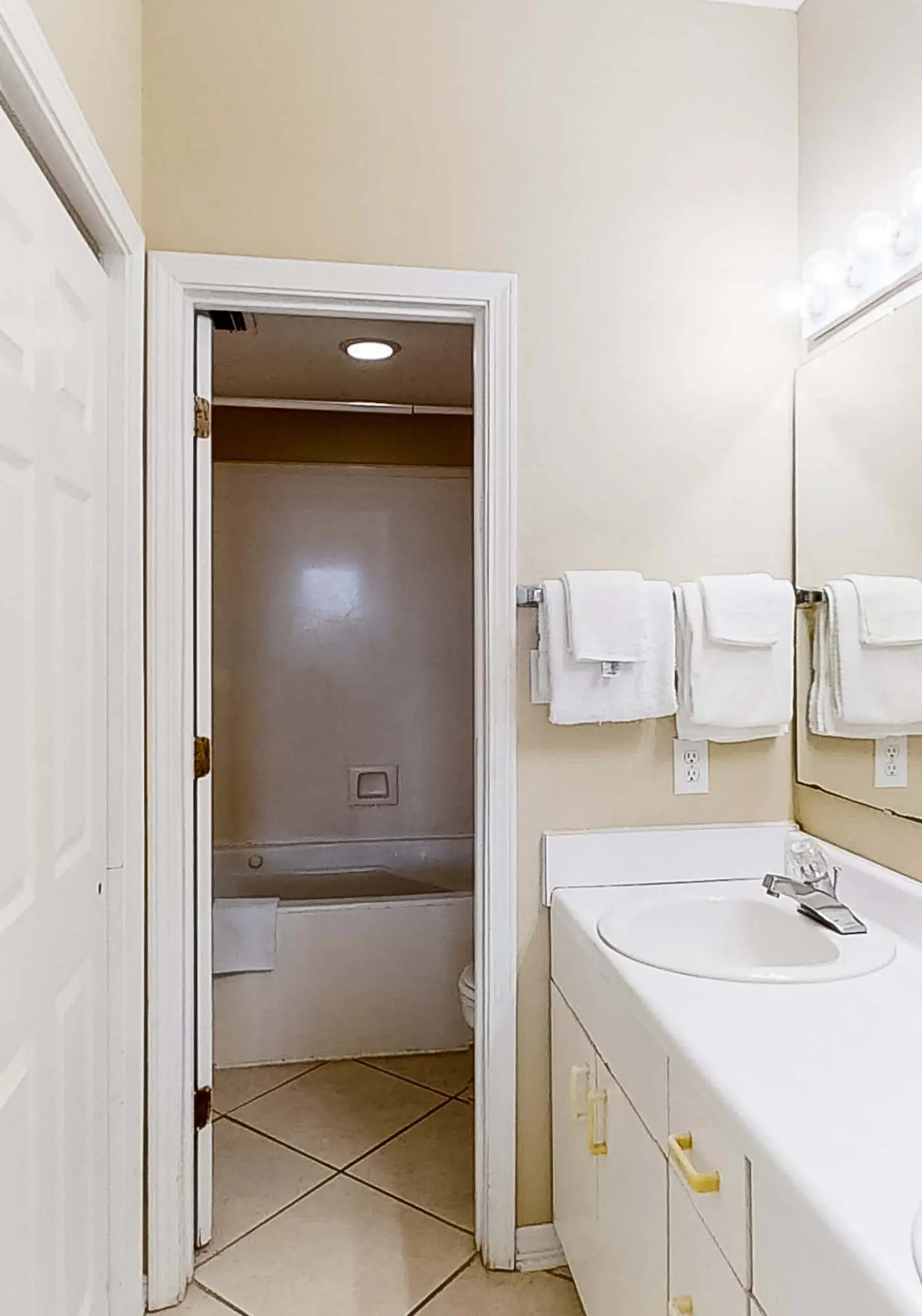 Beautifully Dressed Condo in Beachfront Complex with Shared Pool & Hot Tub & WiFi