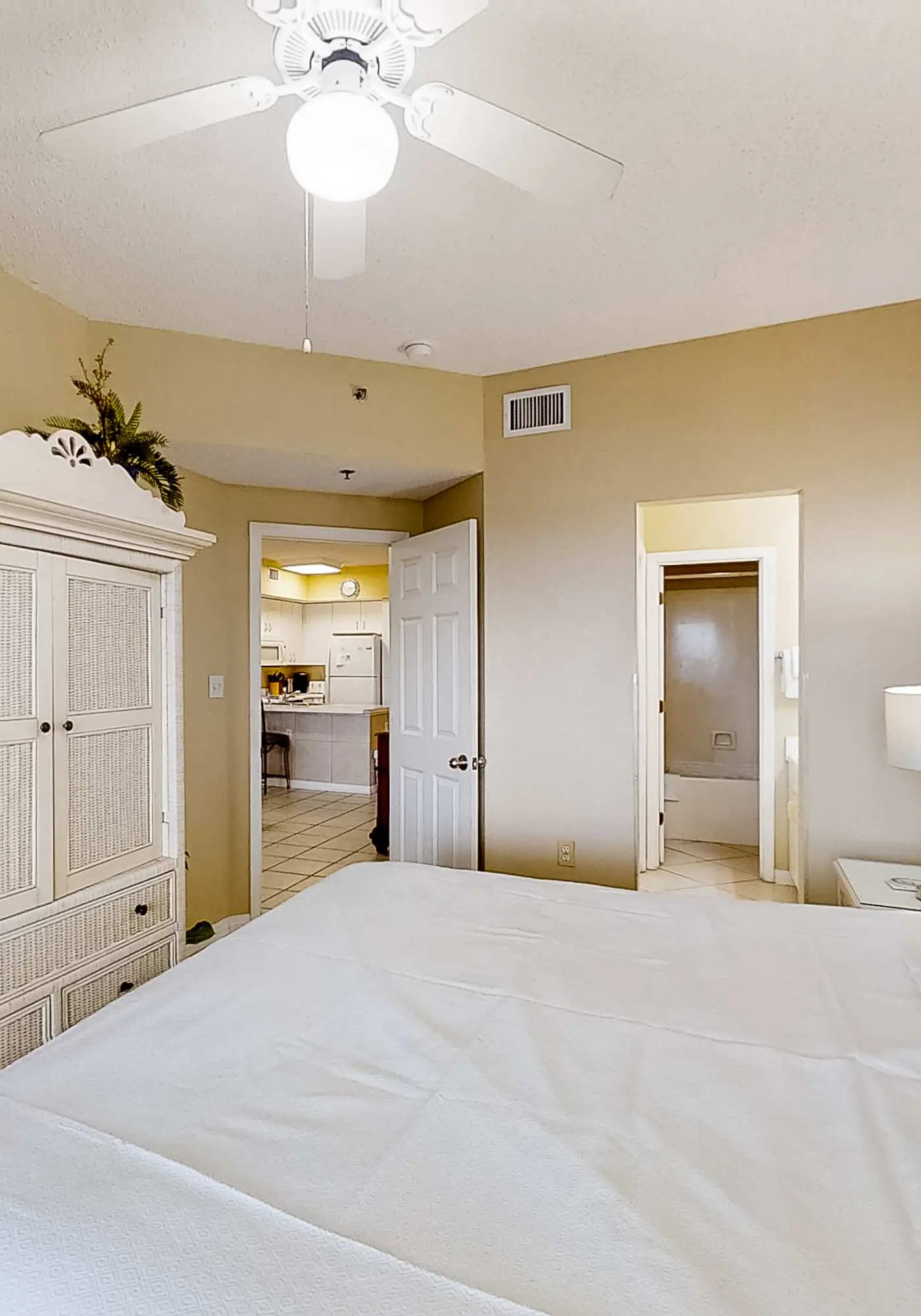 Beautifully Dressed Condo in Beachfront Complex with Shared Pool & Hot Tub & WiFi