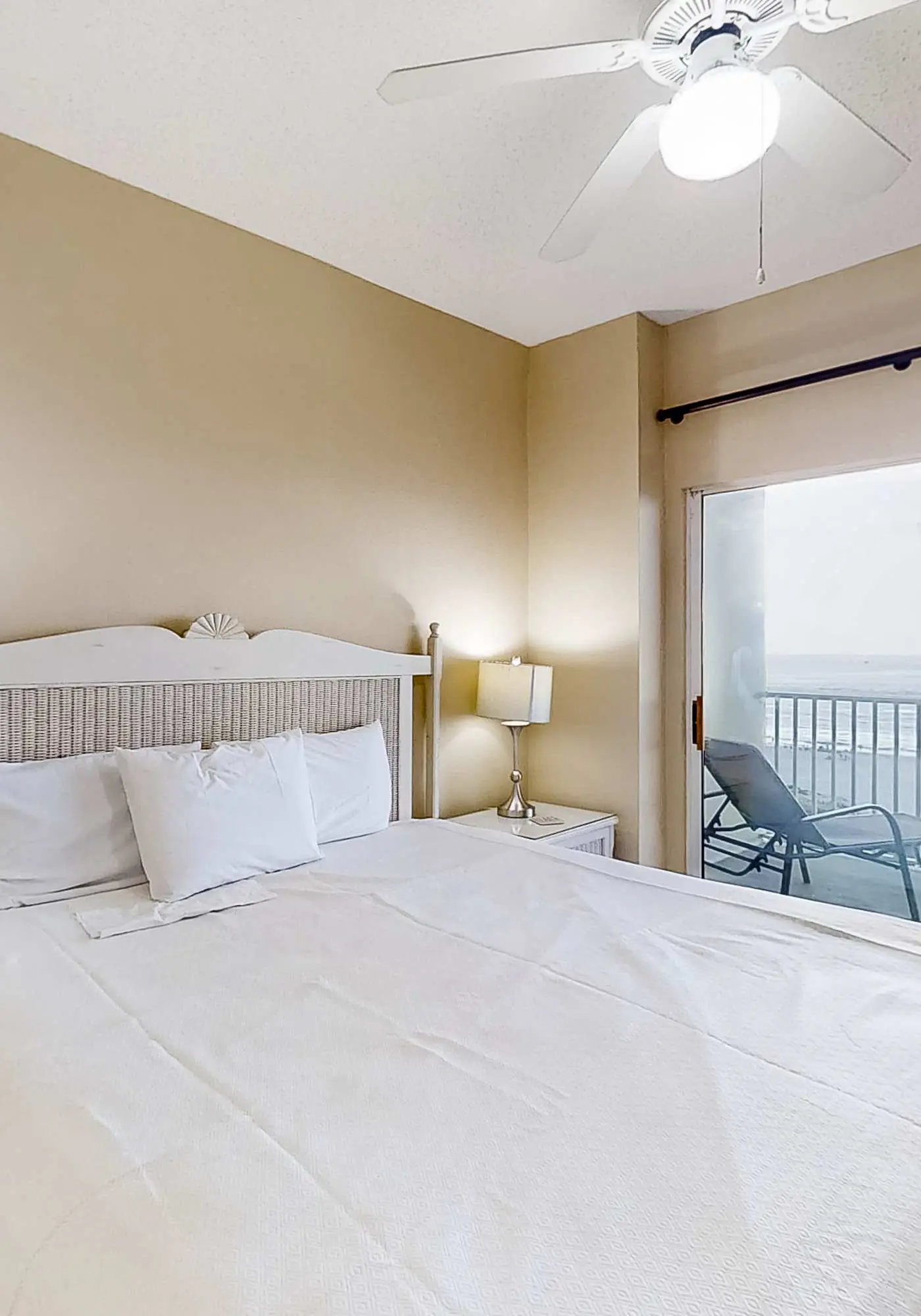 Beautifully Dressed Condo in Beachfront Complex with Shared Pool & Hot Tub & WiFi