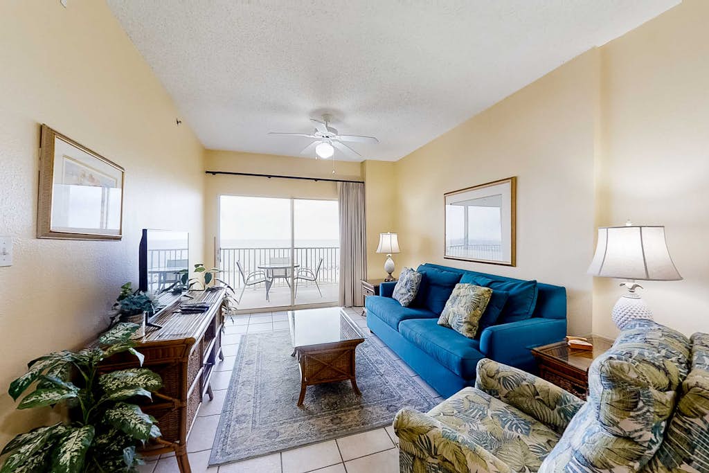 Beautifully Dressed Condo in Beachfront Complex with Shared Pool & Hot Tub & WiFi