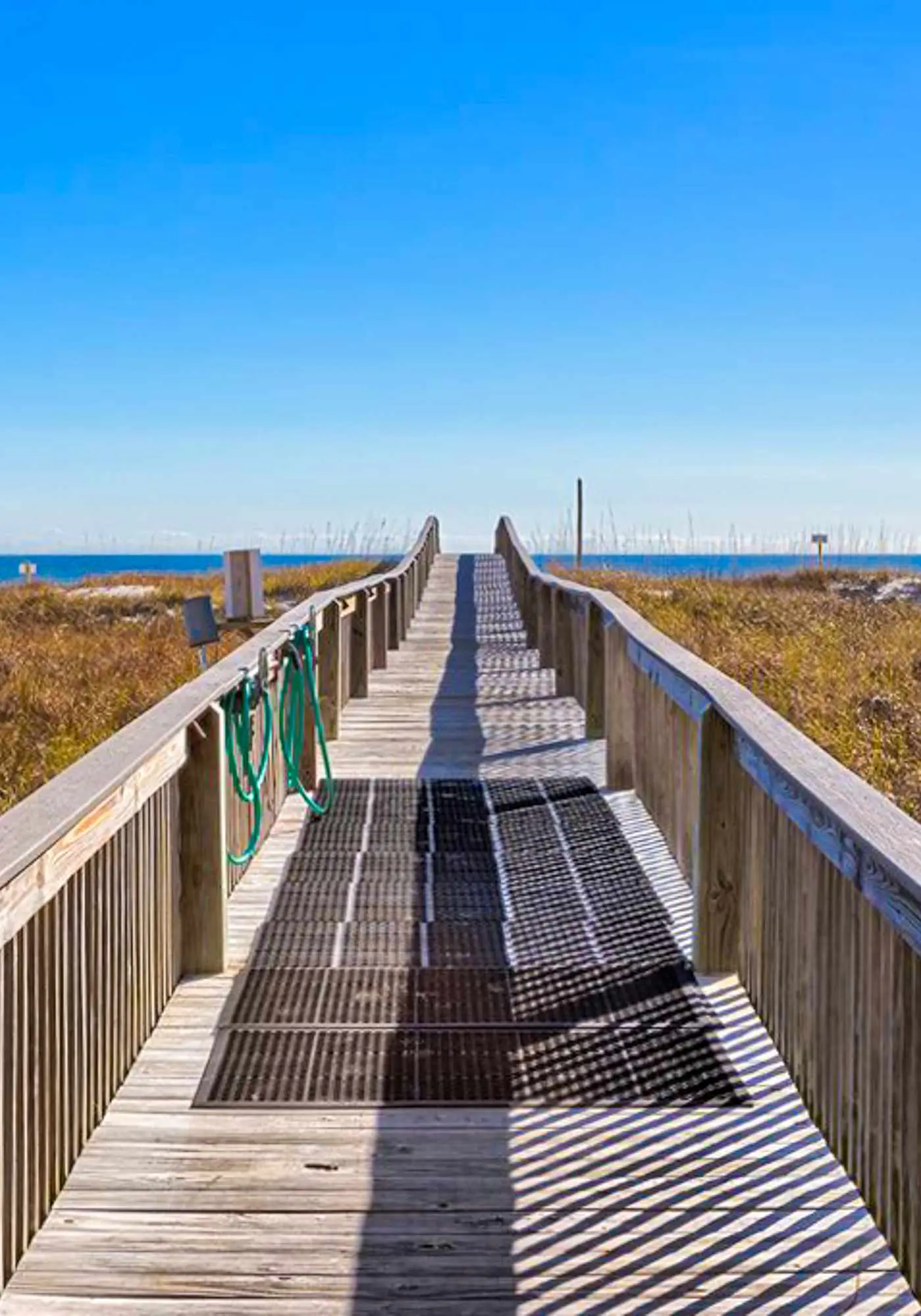 Beautifully Dressed Condo in Beachfront Complex with Shared Pool & Hot Tub & WiFi