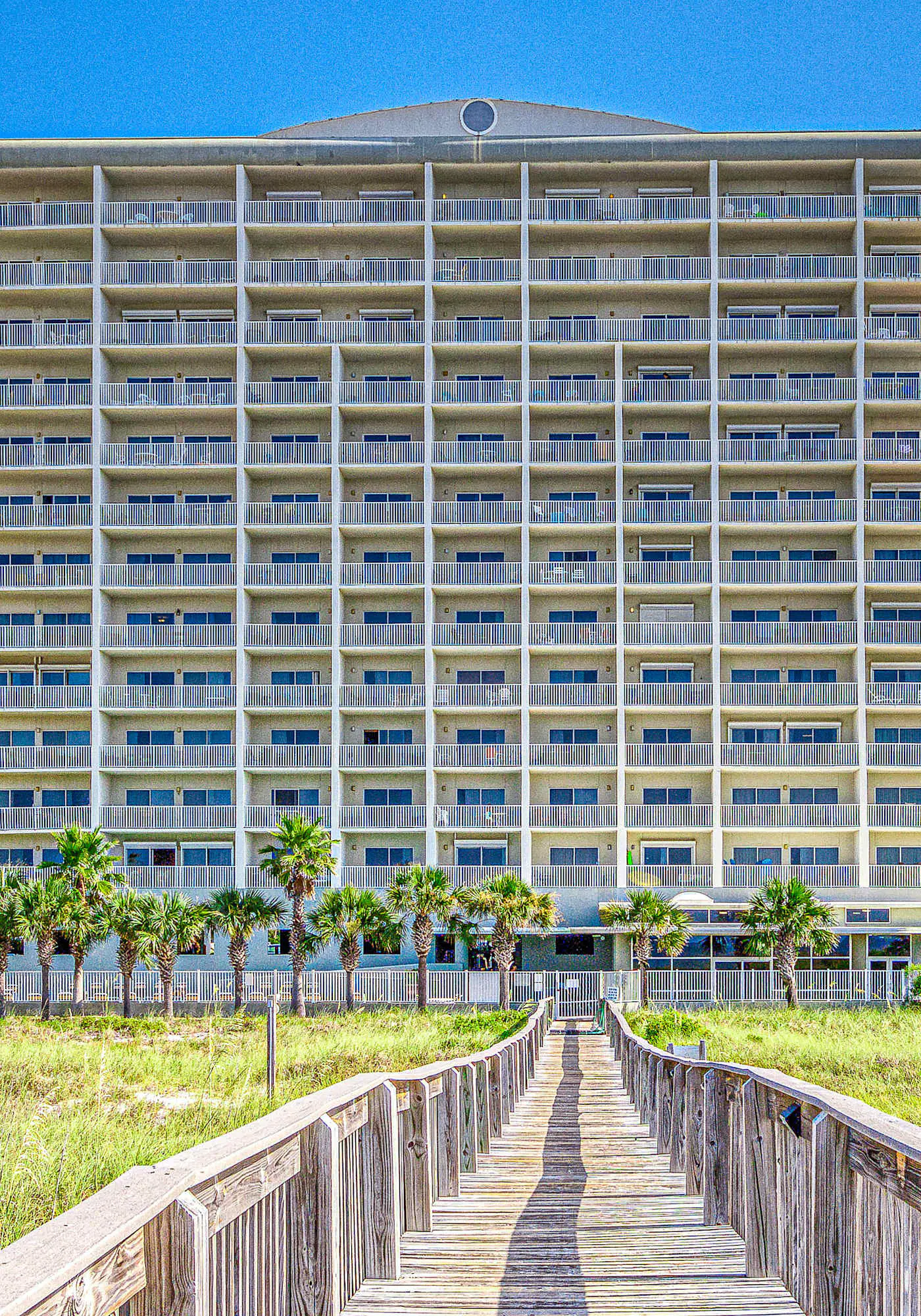 Beautifully Dressed Condo in Beachfront Complex with Shared Pool & Hot Tub & WiFi