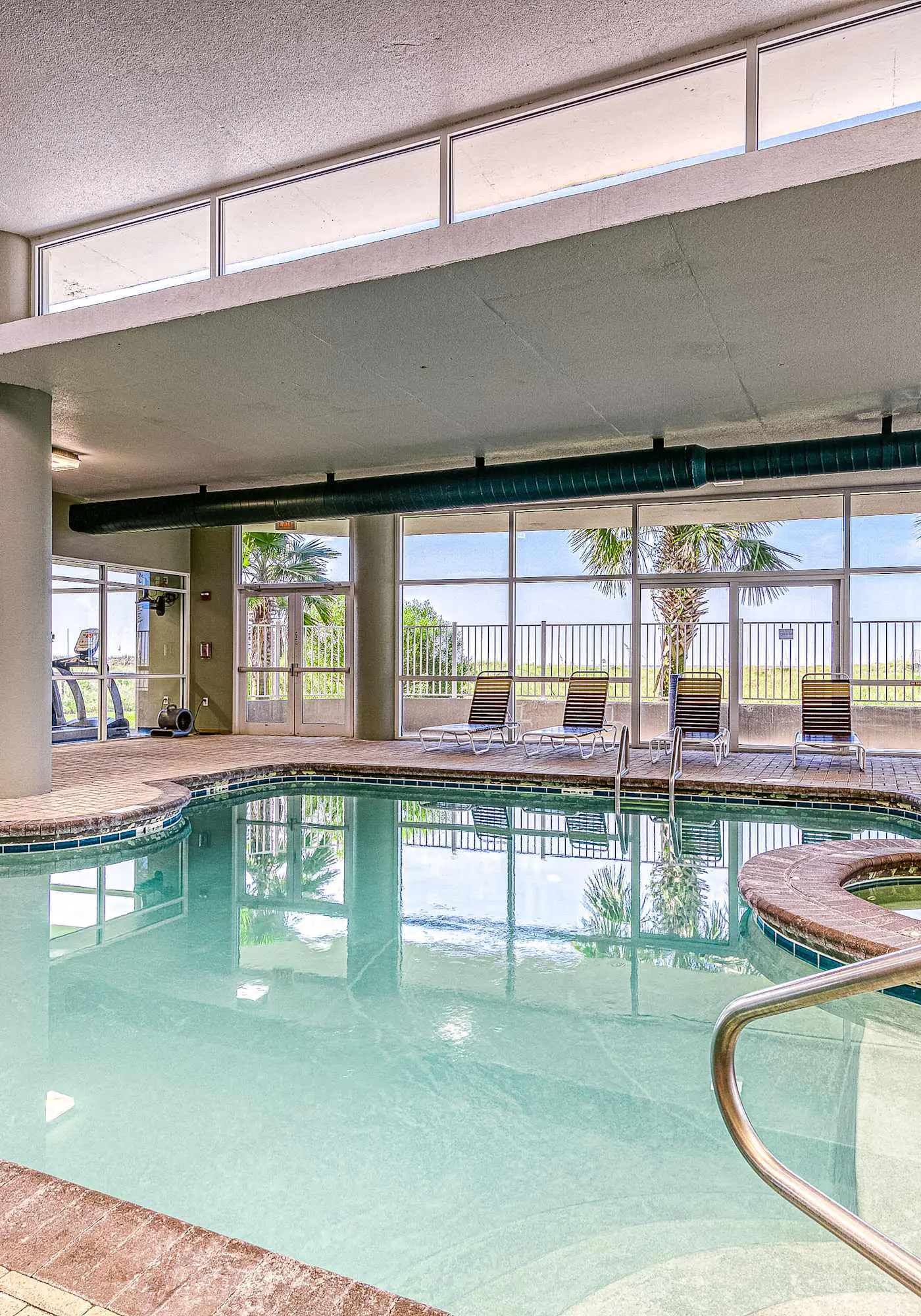 Beautifully Dressed Condo in Beachfront Complex with Shared Pool & Hot Tub & WiFi