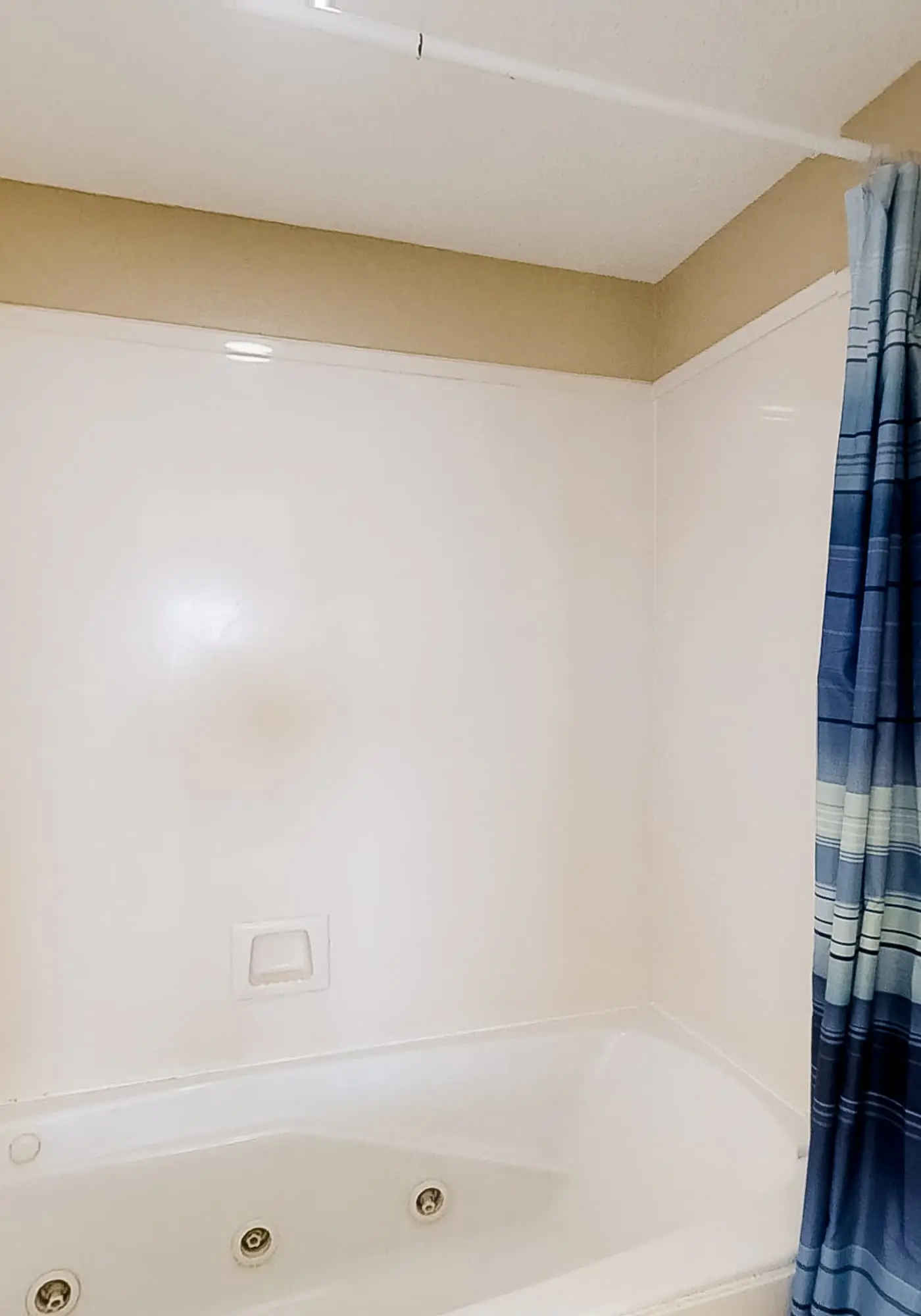 Beautifully Dressed Condo in Beachfront Complex with Shared Pool & Hot Tub & WiFi