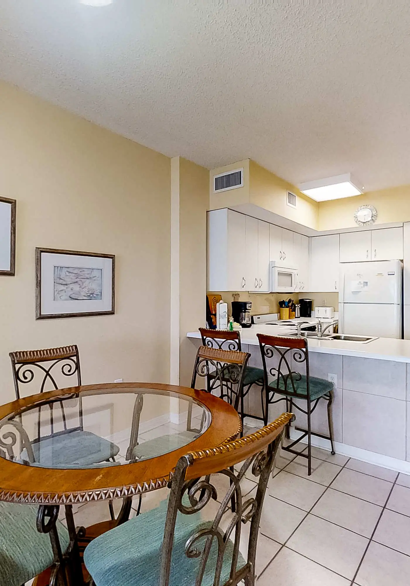 Beautifully Dressed Condo in Beachfront Complex with Shared Pool & Hot Tub & WiFi