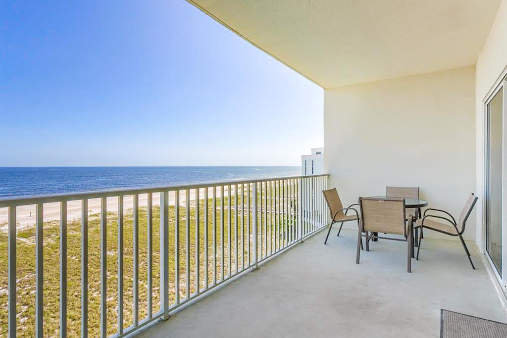 Beautifully Dressed Condo in Beachfront Complex with Shared Pool & Hot Tub & WiFi