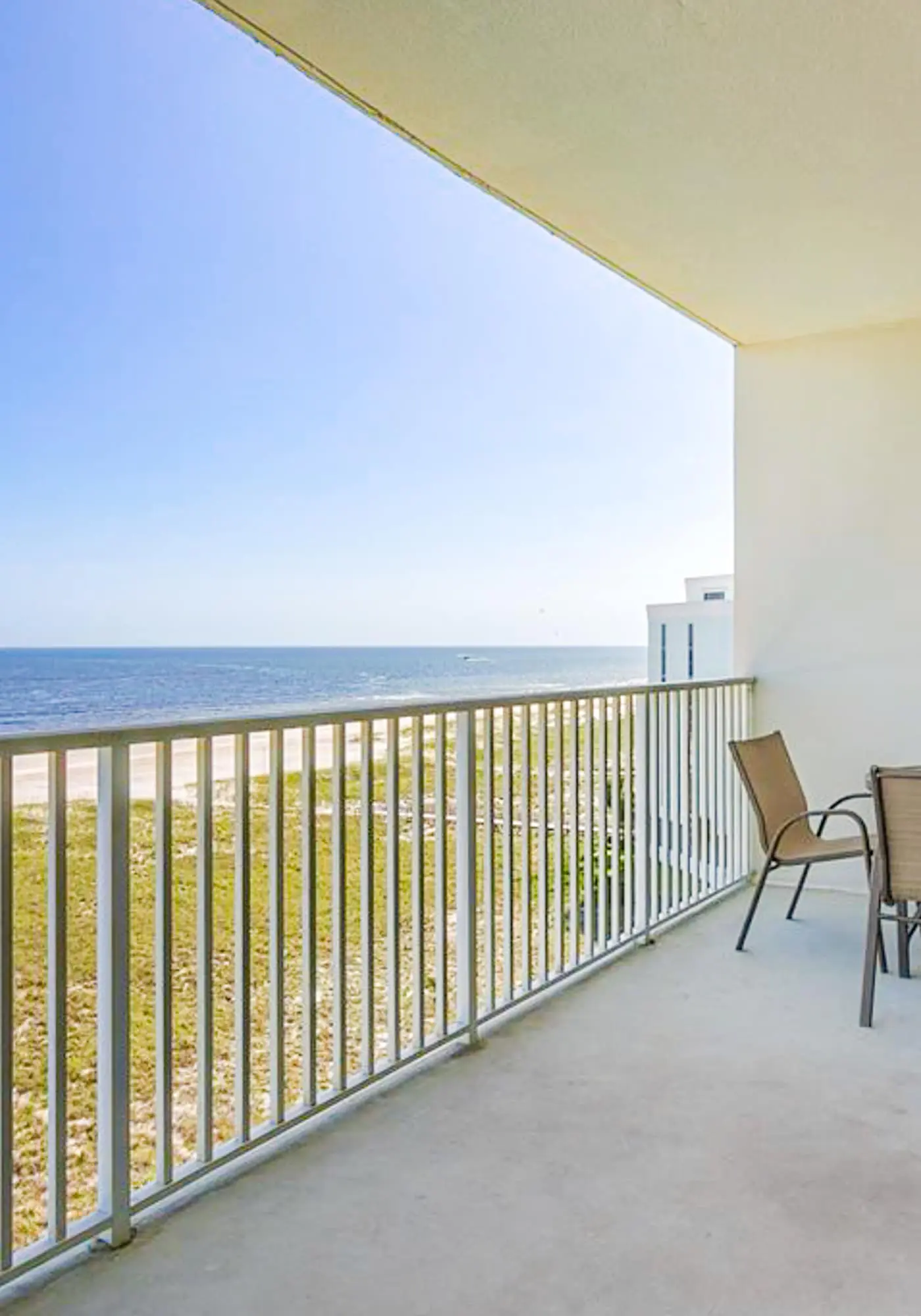 Beautifully Dressed Condo in Beachfront Complex with Shared Pool & Hot Tub & WiFi