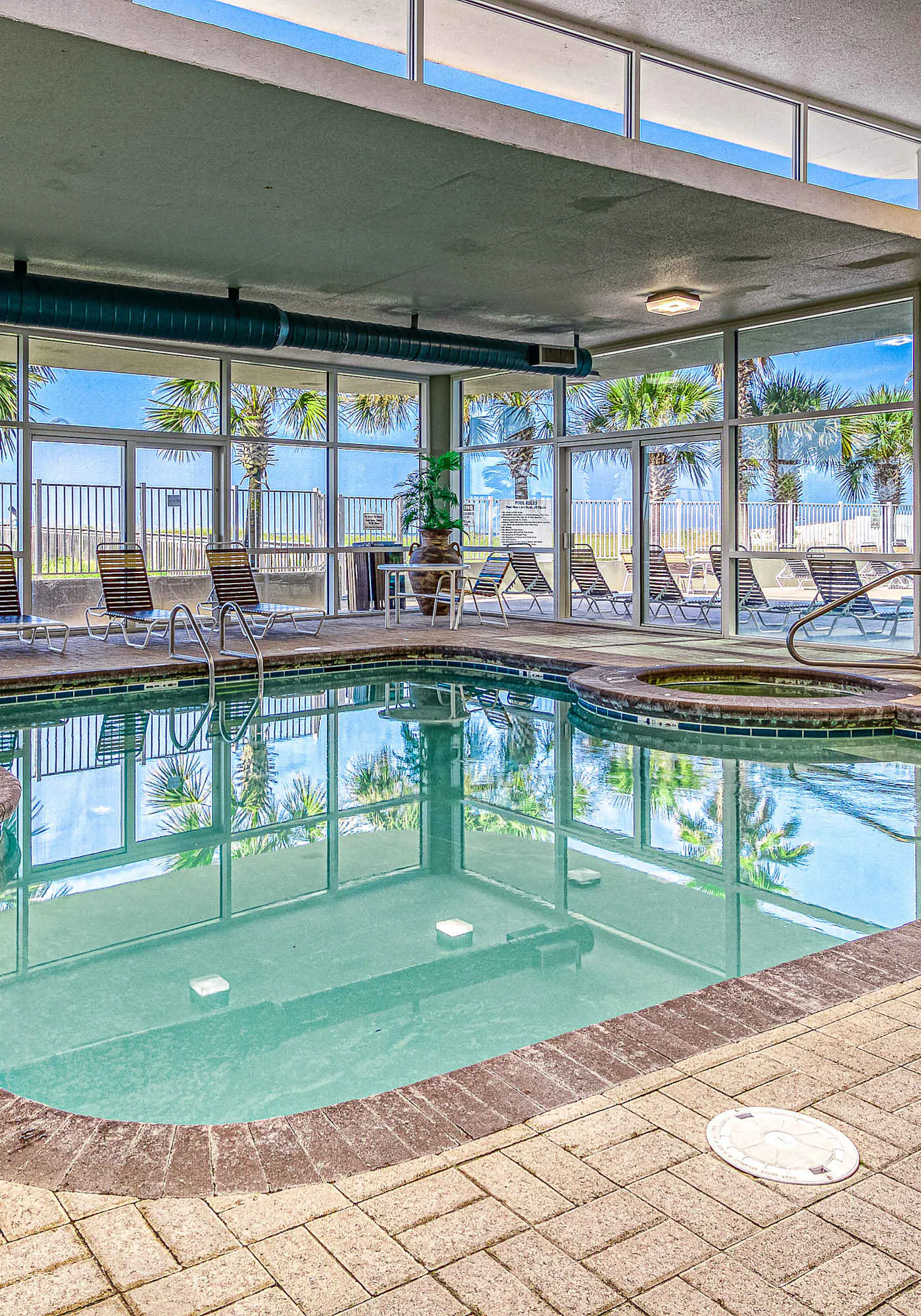 Beautifully Dressed Condo in Beachfront Complex with Shared Pool & Hot Tub & WiFi
