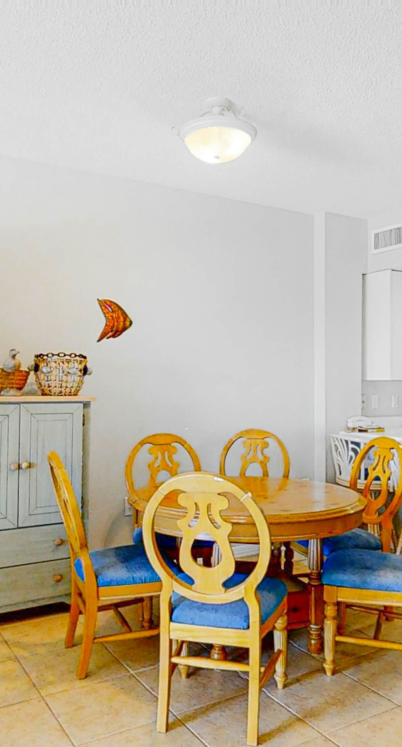 Beachfront Resort Condo Featuring Shared Hot Tub & Pool, Central AC, Free WiFi