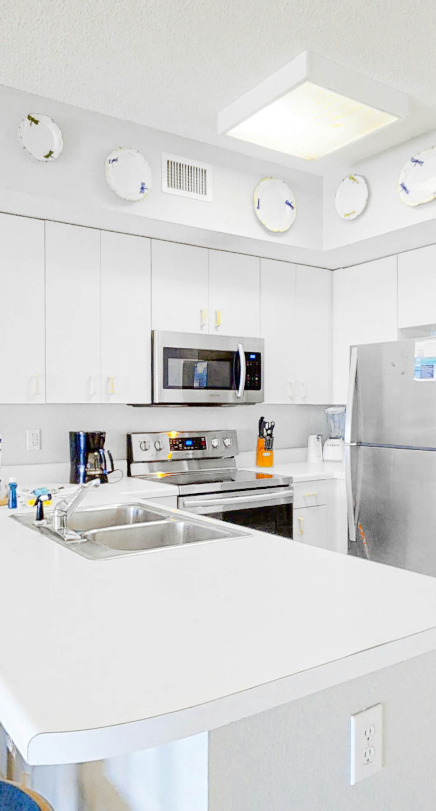 Beachfront Resort Condo Featuring Shared Hot Tub & Pool, Central AC, Free WiFi