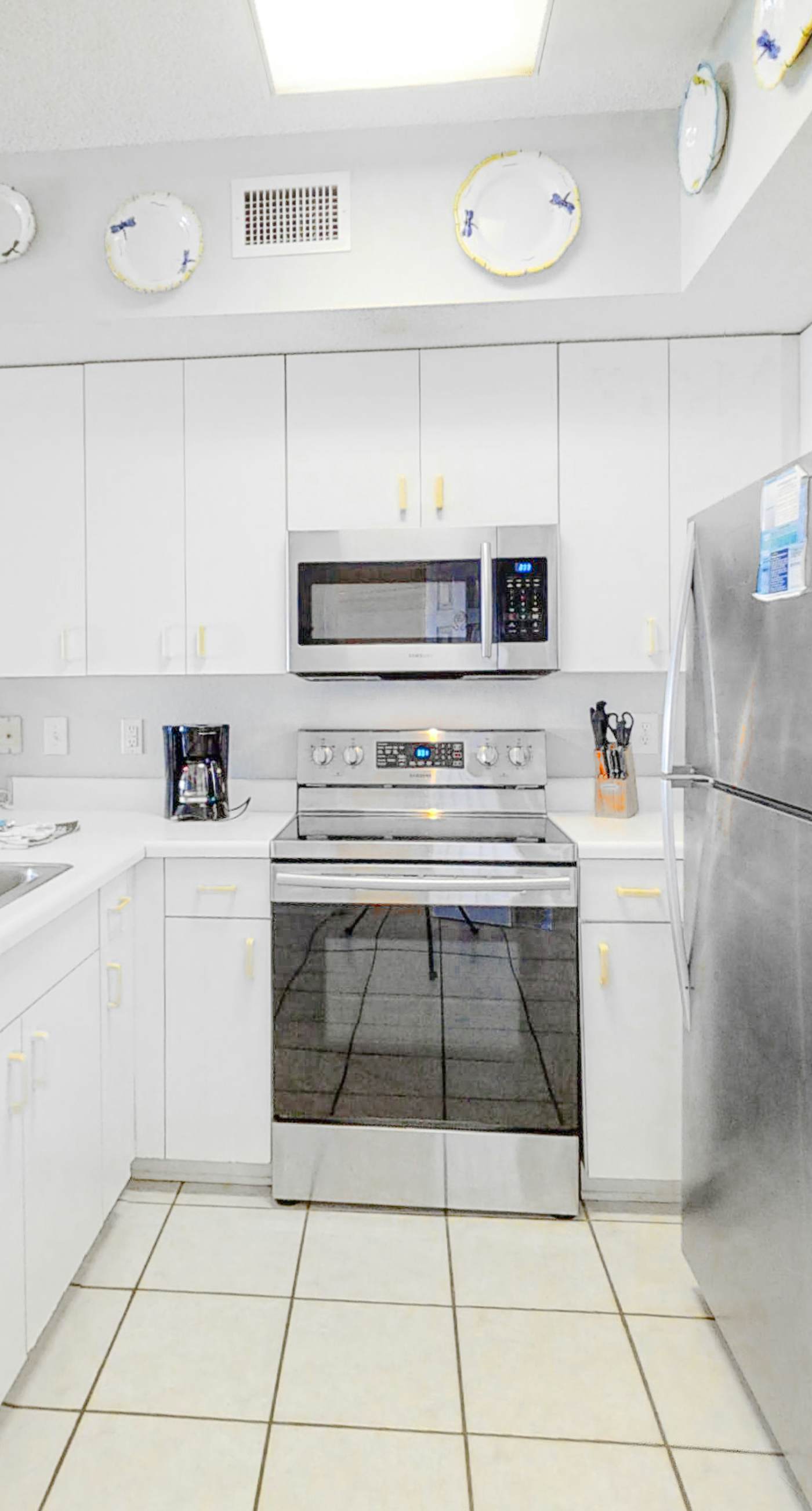 Beachfront Resort Condo Featuring Shared Hot Tub & Pool, Central AC, Free WiFi