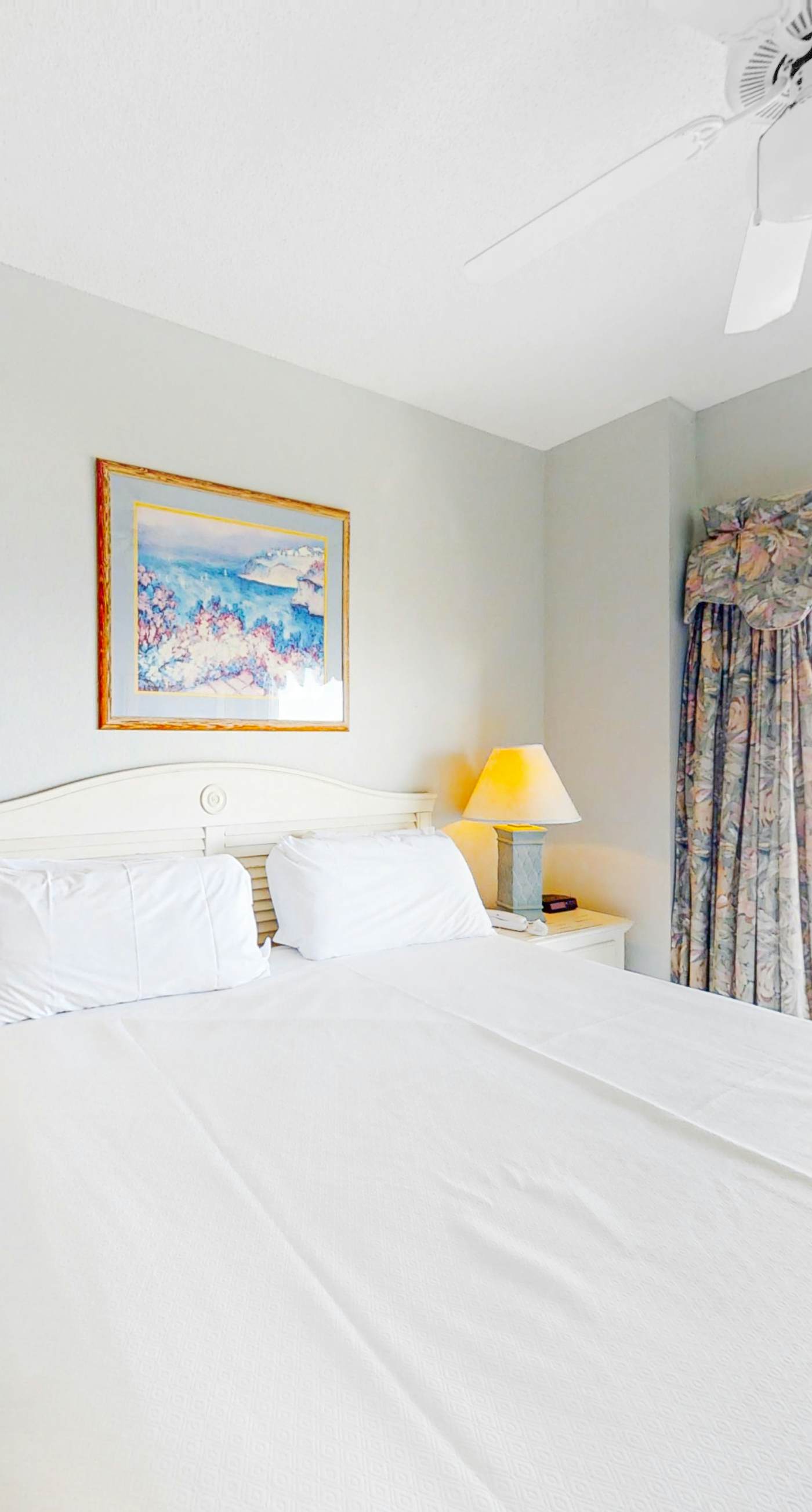 Beachfront Resort Condo Featuring Shared Hot Tub & Pool, Central AC, Free WiFi