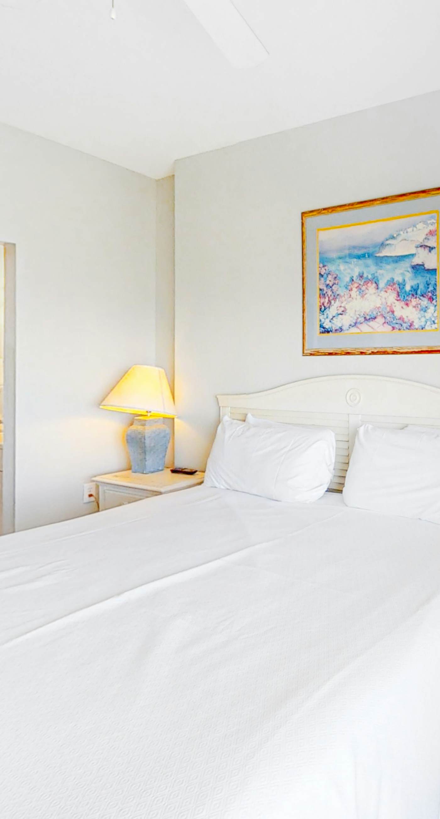 Beachfront Resort Condo Featuring Shared Hot Tub & Pool, Central AC, Free WiFi