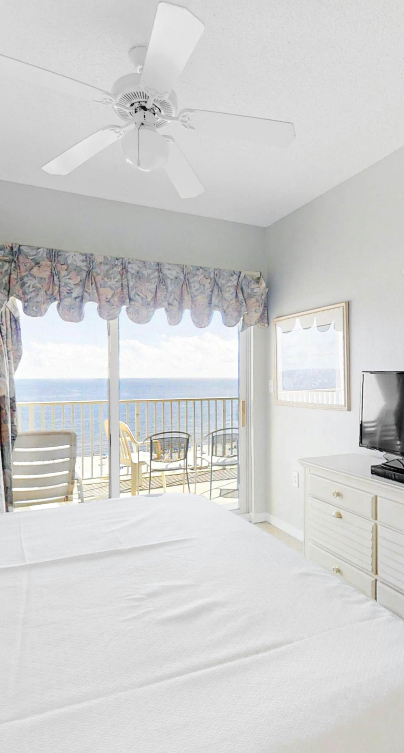Beachfront Resort Condo Featuring Shared Hot Tub & Pool, Central AC, Free WiFi