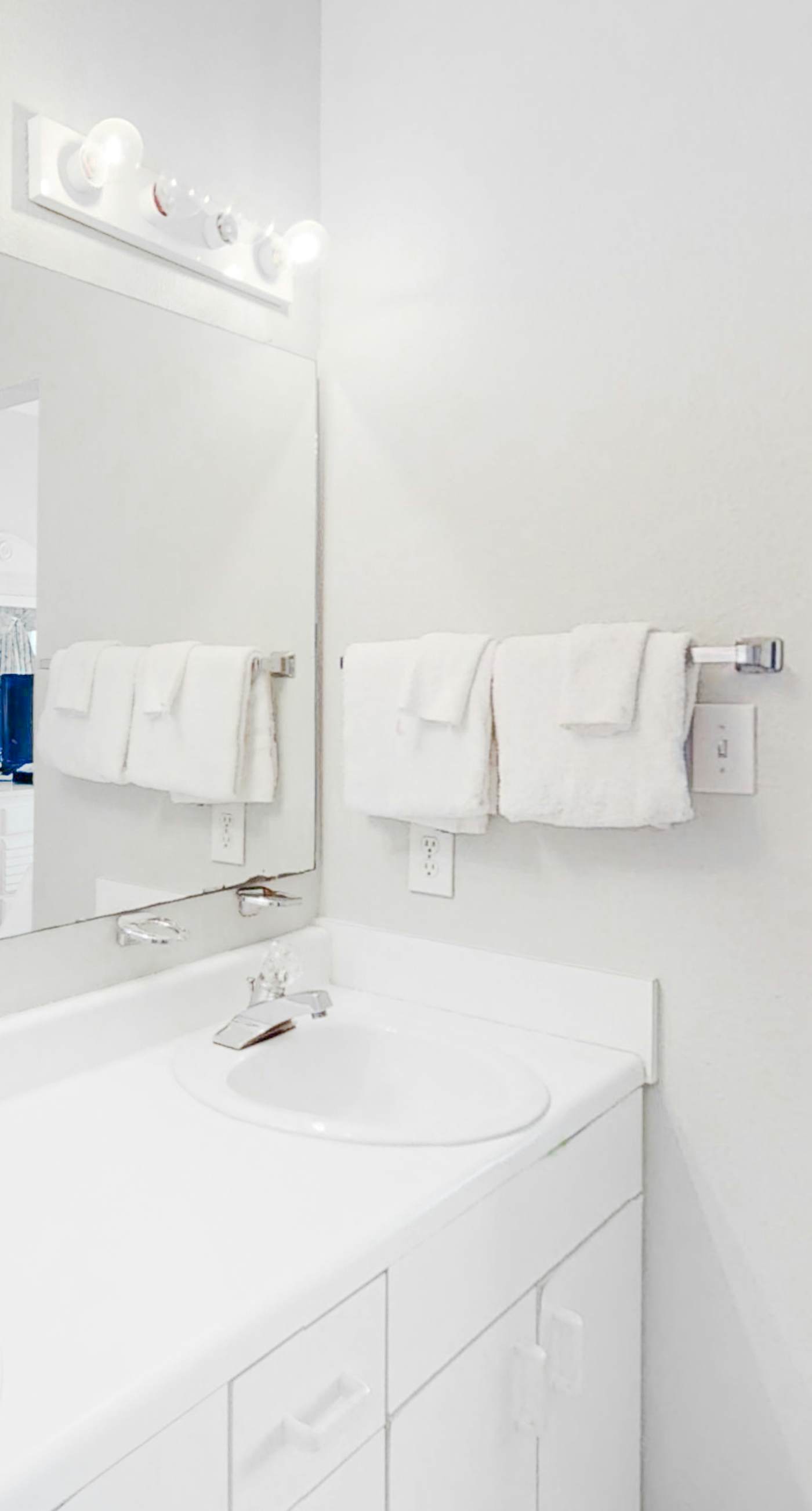 Beachfront Resort Condo Featuring Shared Hot Tub & Pool, Central AC, Free WiFi