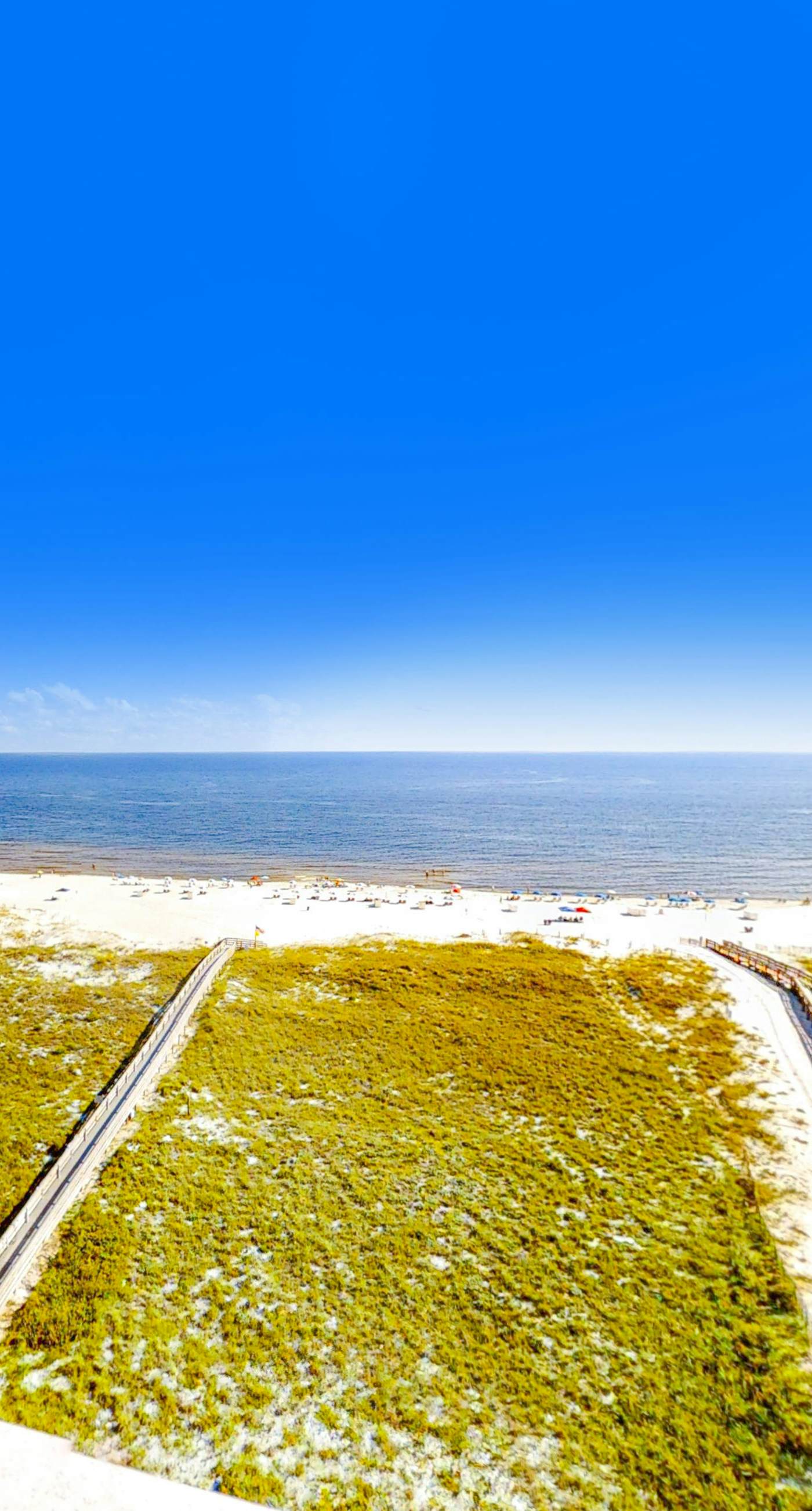 Beachfront Resort Condo Featuring Shared Hot Tub & Pool, Central AC, Free WiFi