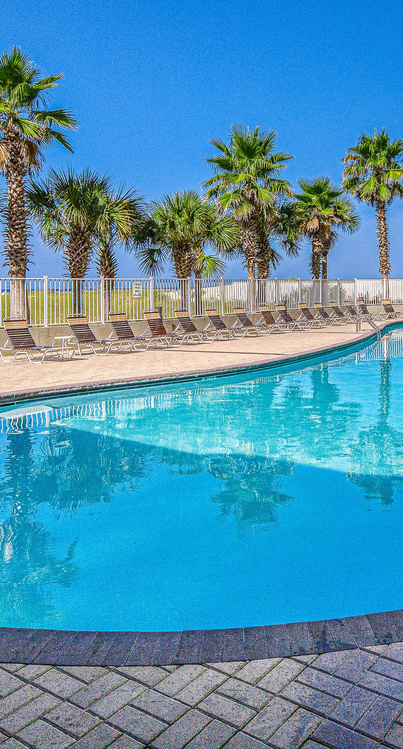 Beachfront Resort Condo Featuring Shared Hot Tub & Pool, Central AC, Free WiFi