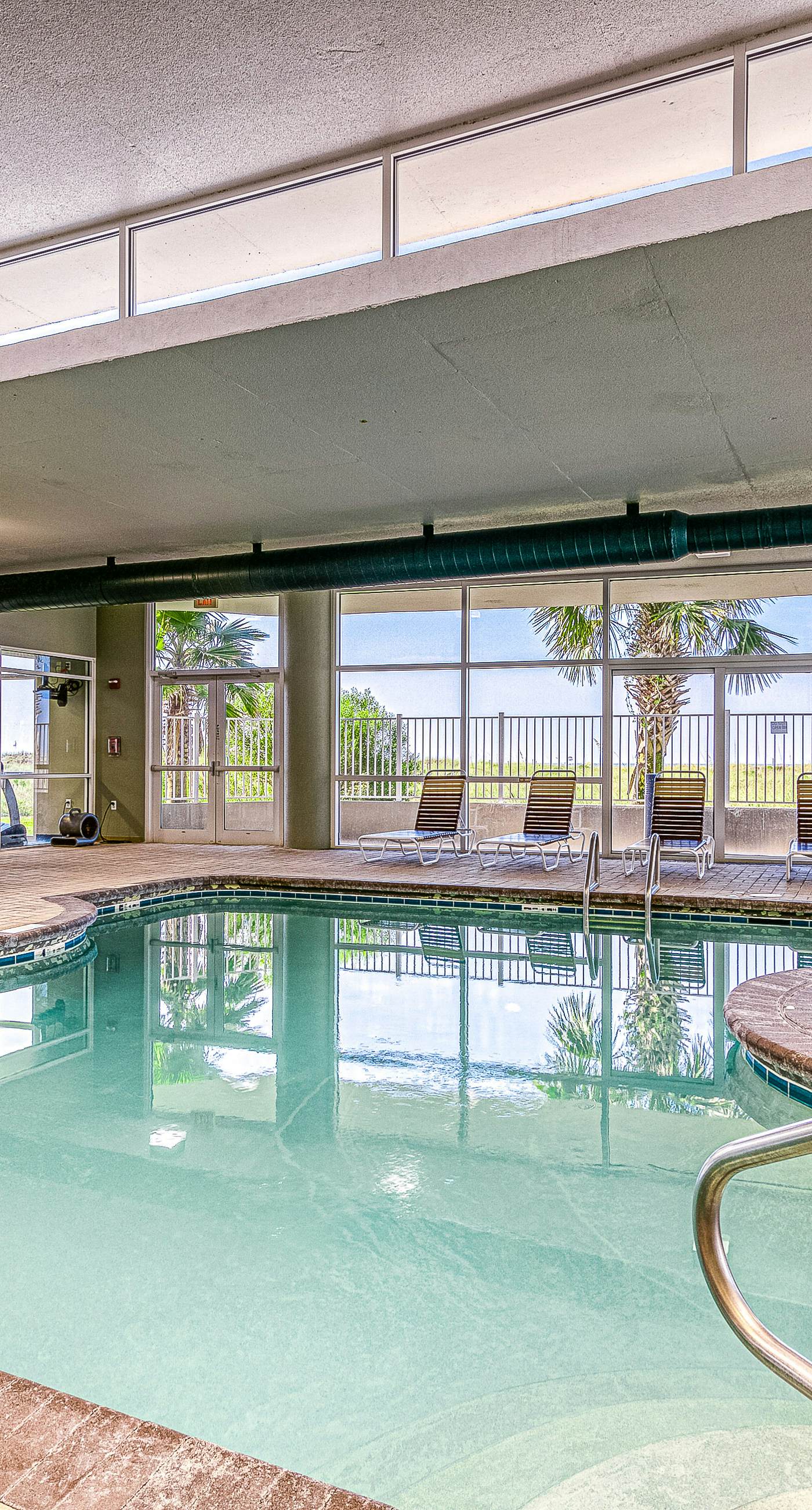 Beachfront Resort Condo Featuring Shared Hot Tub & Pool, Central AC, Free WiFi