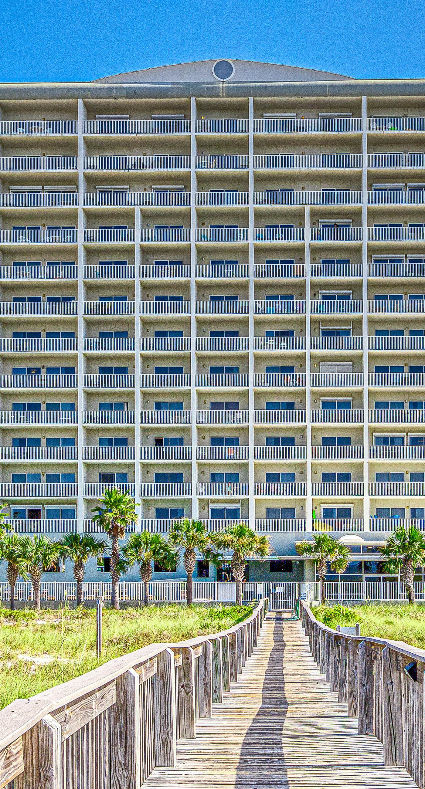 Beachfront Resort Condo Featuring Shared Hot Tub & Pool, Central AC, Free WiFi