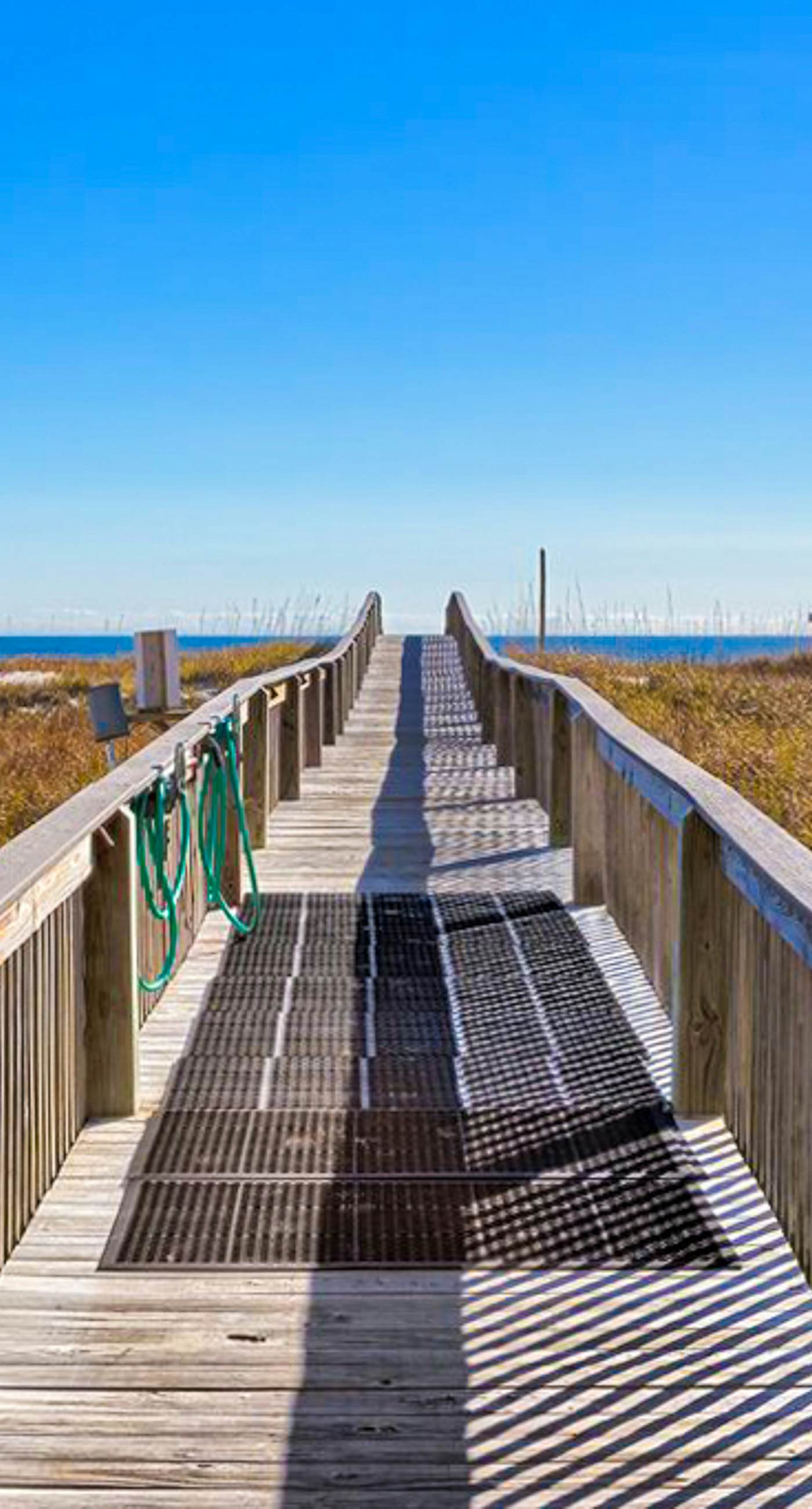 Beachfront Resort Condo Featuring Shared Hot Tub & Pool, Central AC, Free WiFi