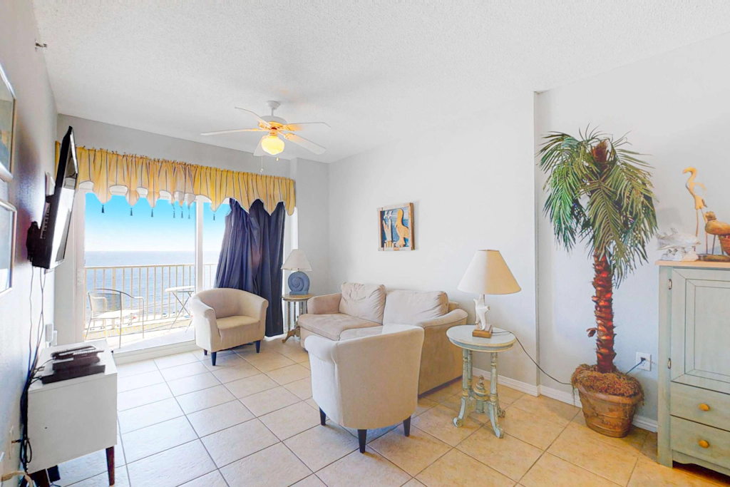 Beachfront Resort Condo Featuring Shared Hot Tub & Pool, Central AC, Free WiFi