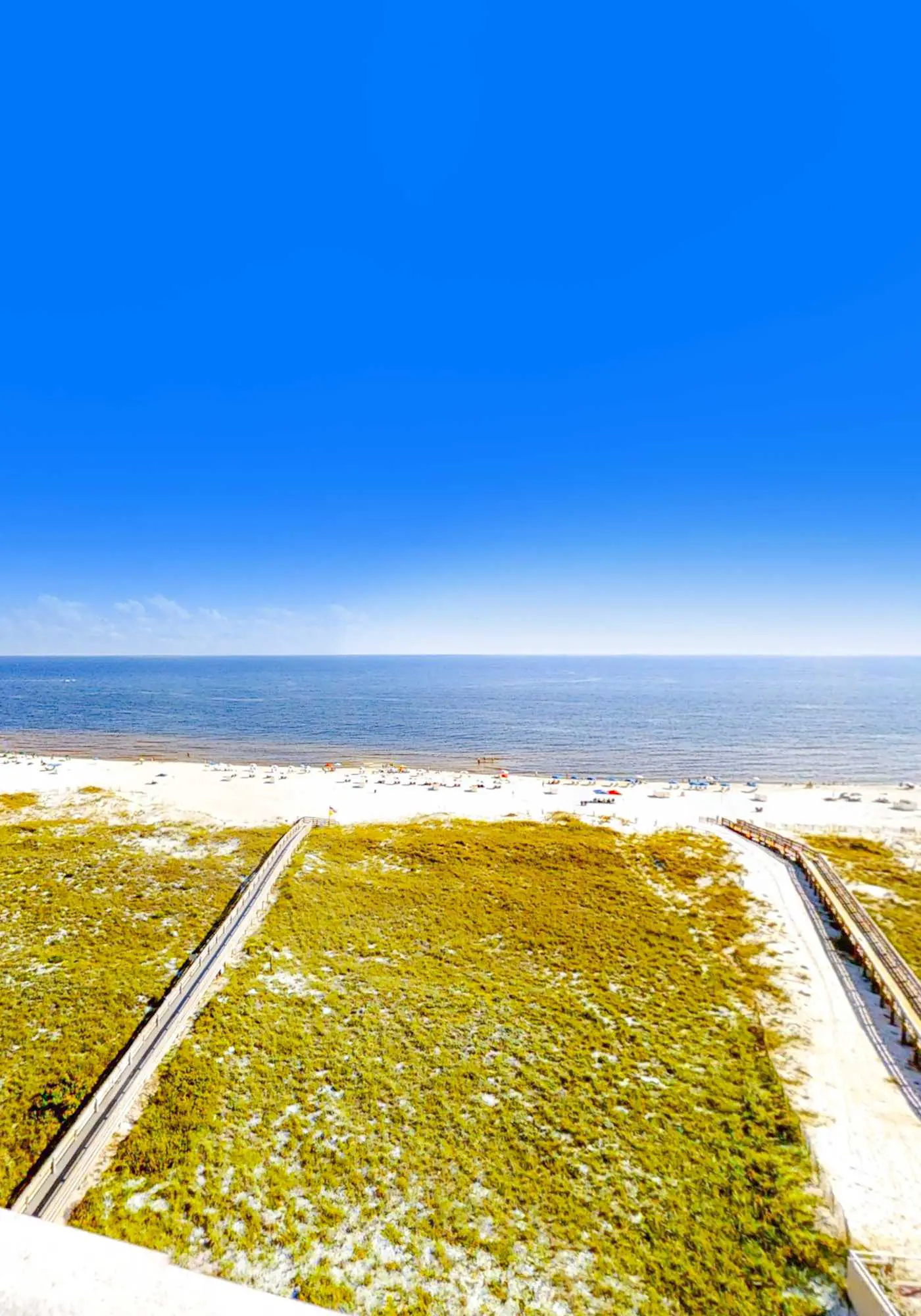 Beachfront Resort Condo Featuring Shared Hot Tub & Pool, Central AC, Free WiFi