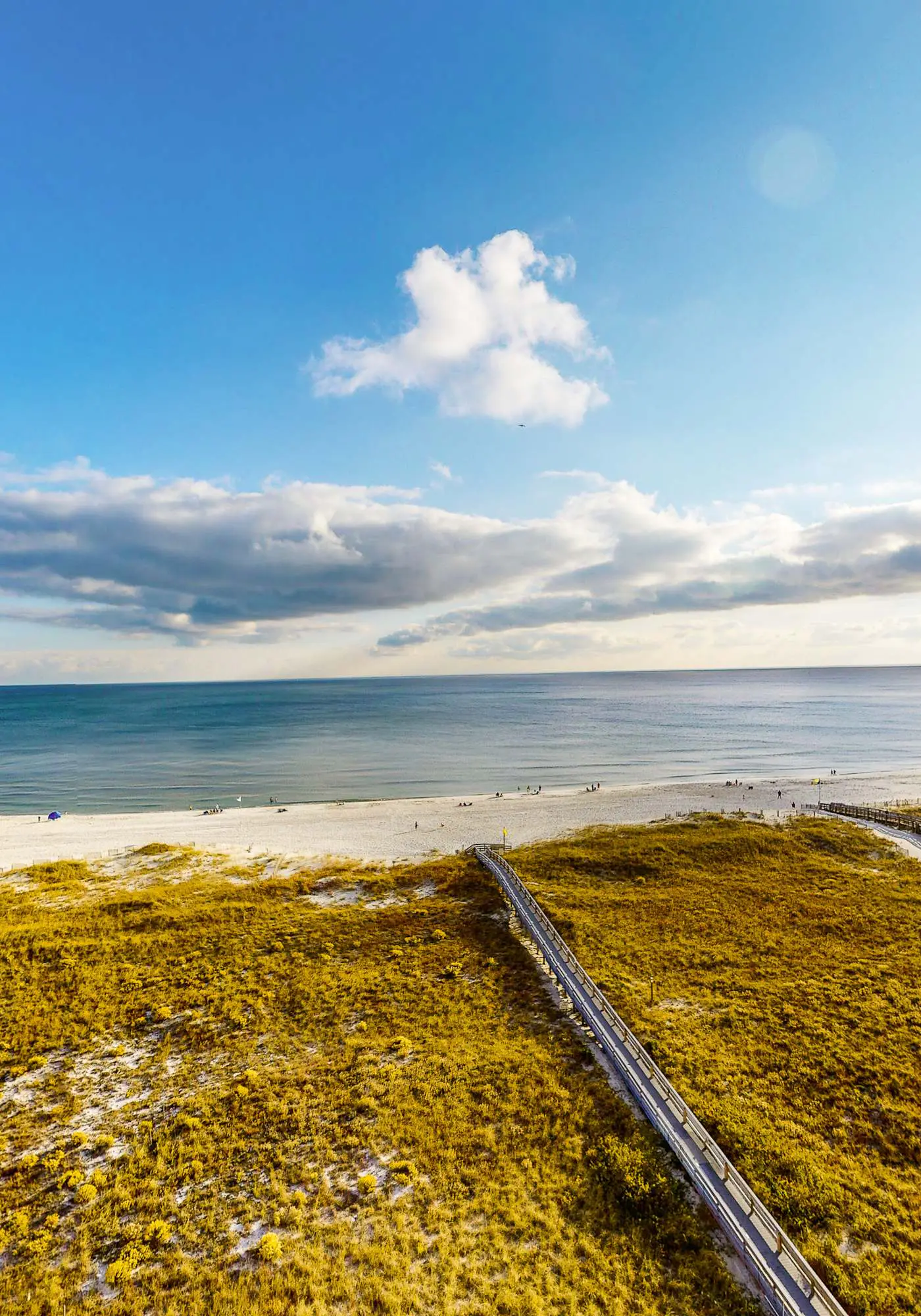 Beachfront Resort Condo Featuring Shared Hot Tub & Pool, Central AC, Free WiFi