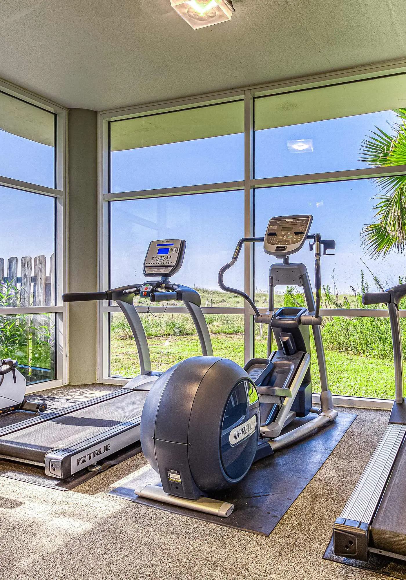 Beachfront Resort Condo Featuring Shared Hot Tub & Pool, Central AC, Free WiFi