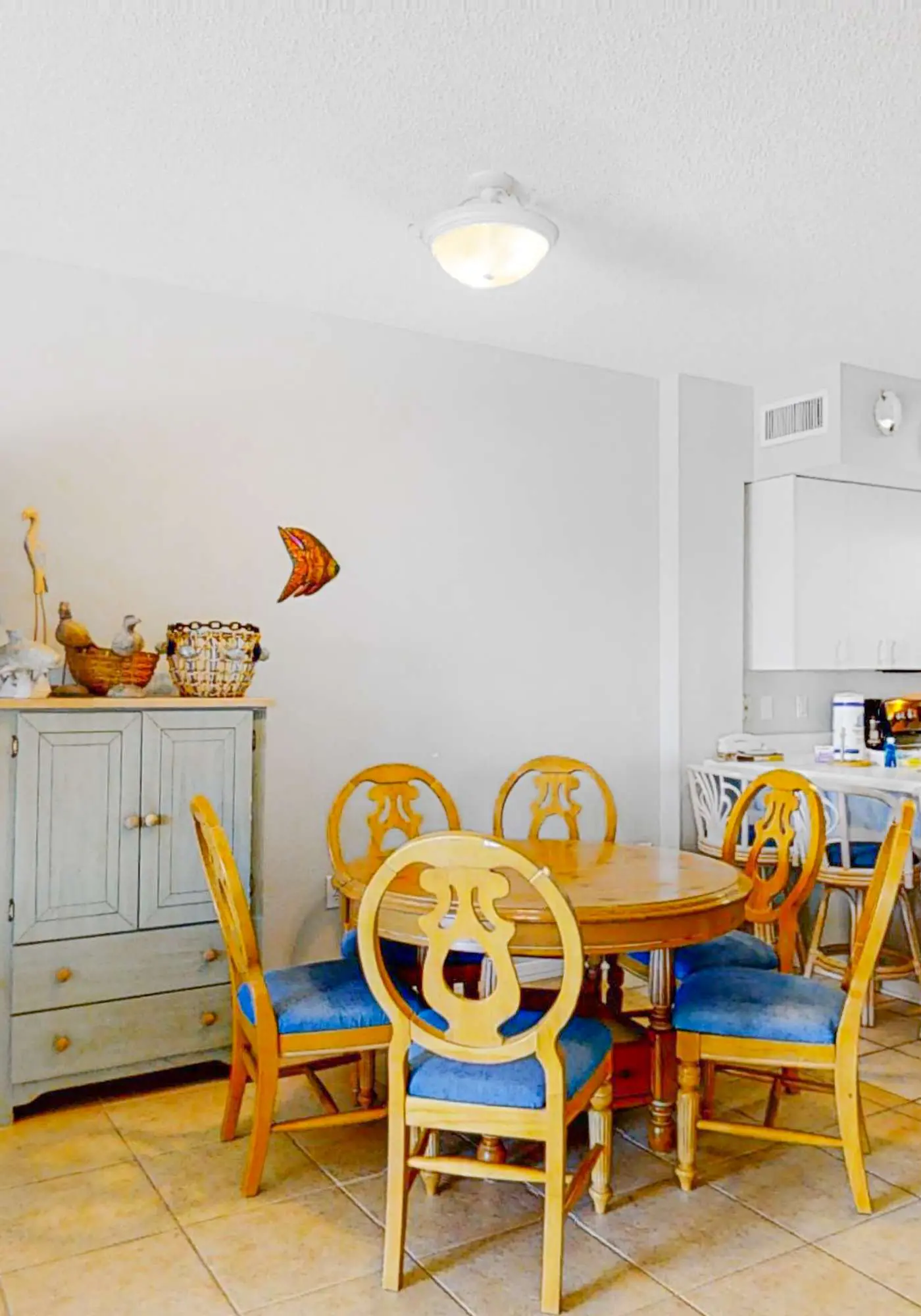 Beachfront Resort Condo Featuring Shared Hot Tub & Pool, Central AC, Free WiFi