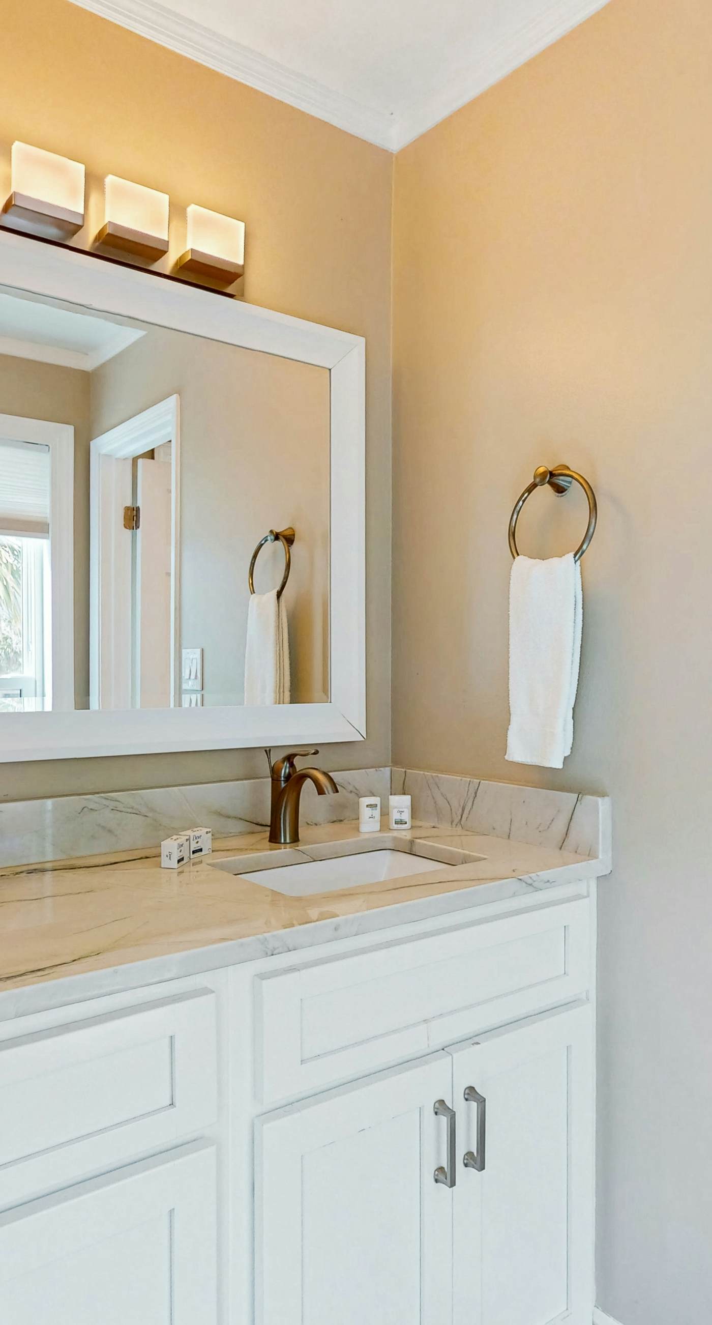 Amazing beachfront oasis with Gulf views, free WiFi, pool, and central AC