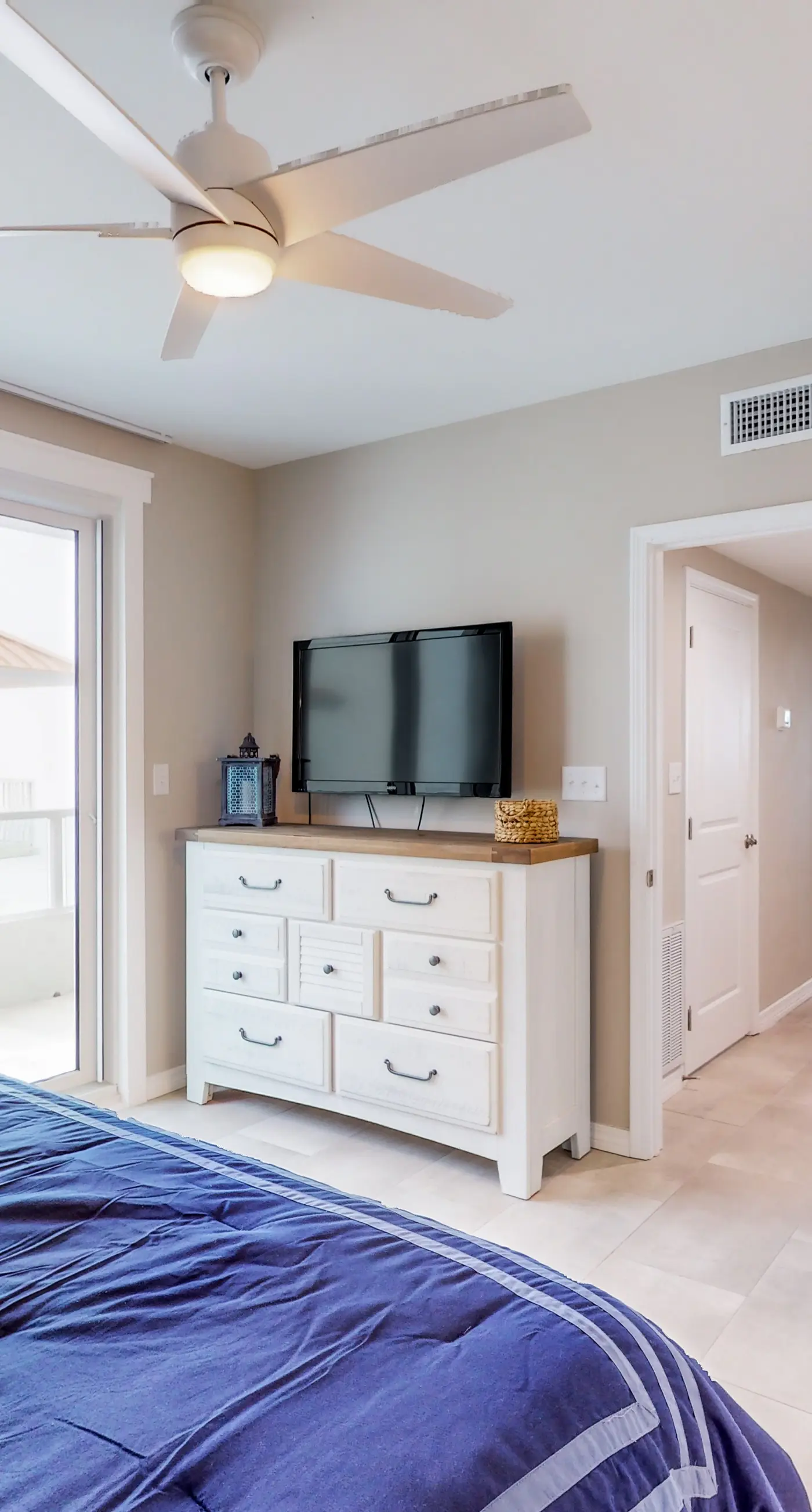Beachfront corner condo with Gulf-view balcony, pool & beach access