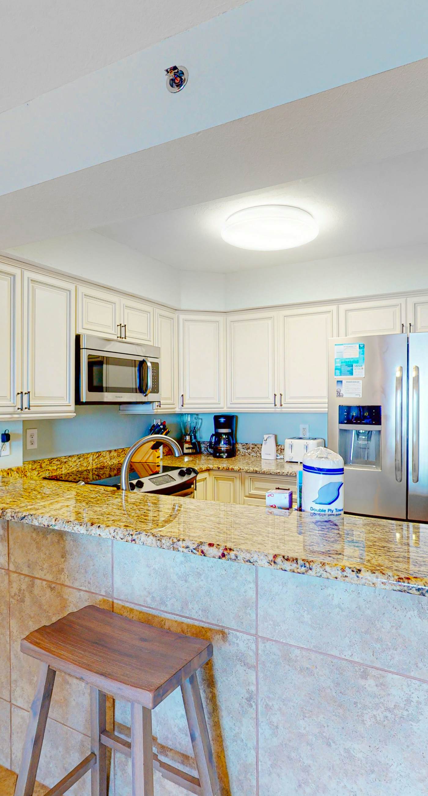 Gulf-front condo with beach access, private balcony, hot tub, pools & BBQ