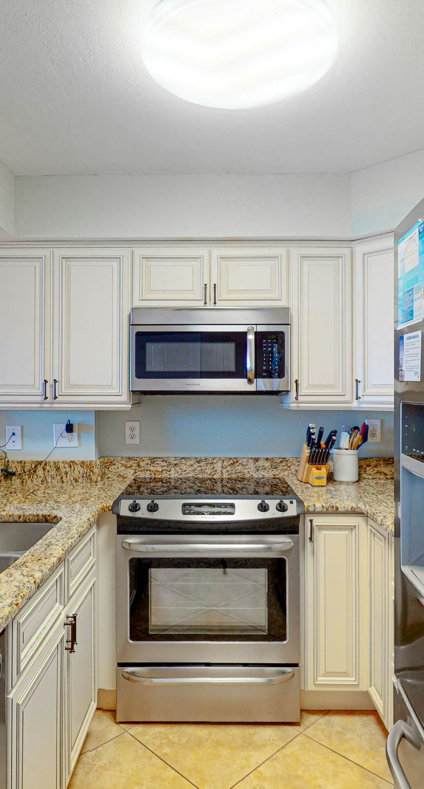 Gulf-front condo with beach access, private balcony, hot tub, pools & BBQ