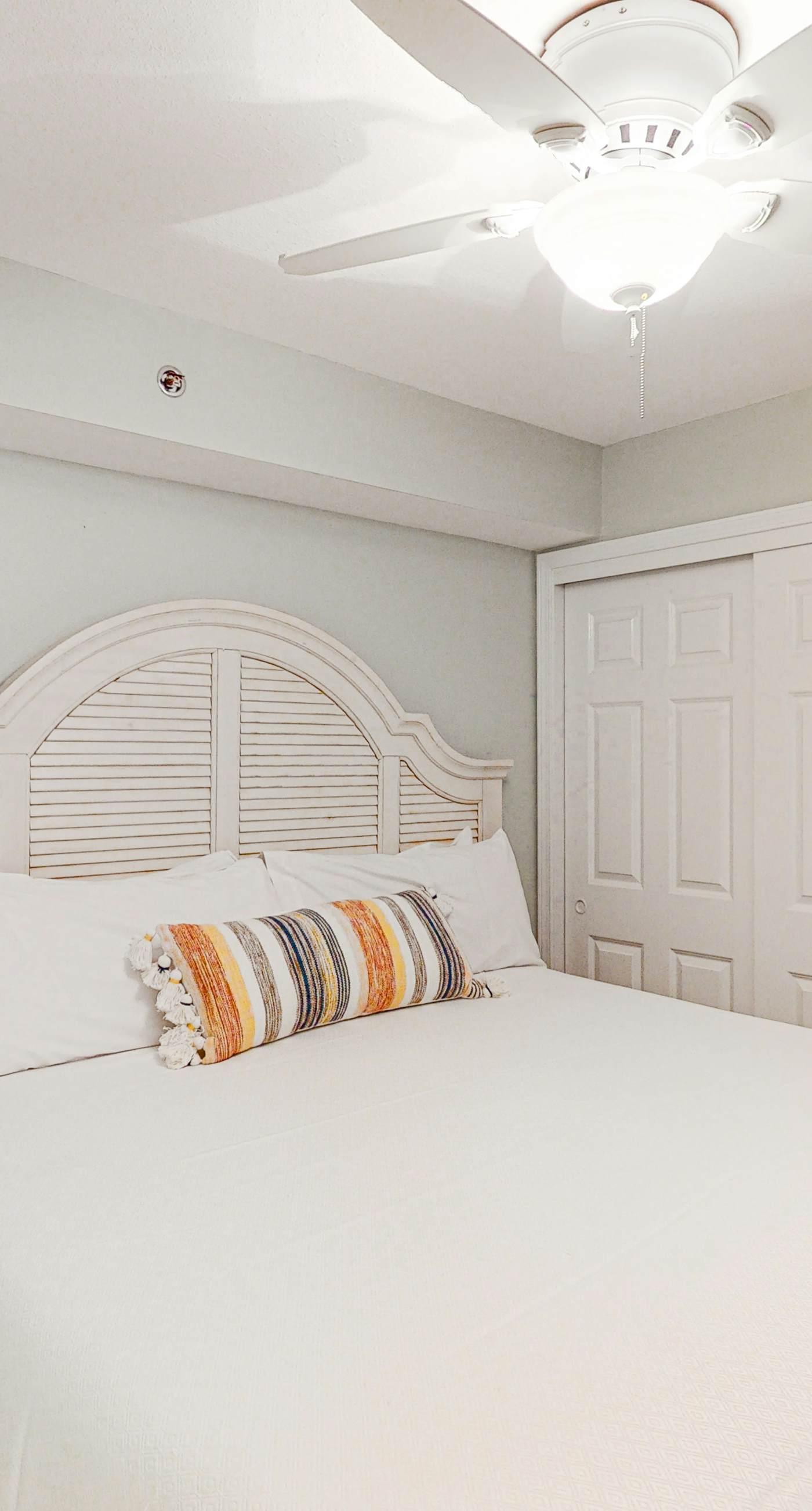 Gulf-front condo with beach access, private balcony, hot tub, pools & BBQ