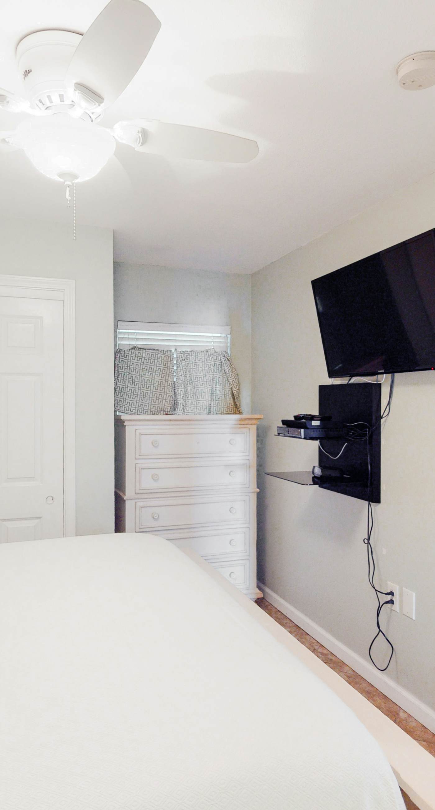 Gulf-front condo with beach access, private balcony, hot tub, pools & BBQ