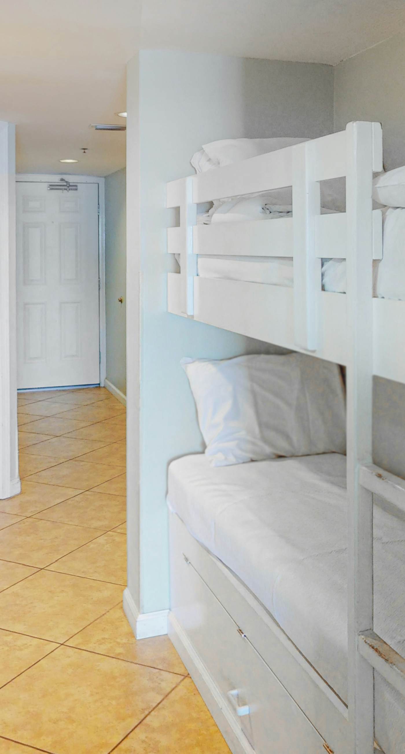 Gulf-front condo with beach access, private balcony, hot tub, pools & BBQ