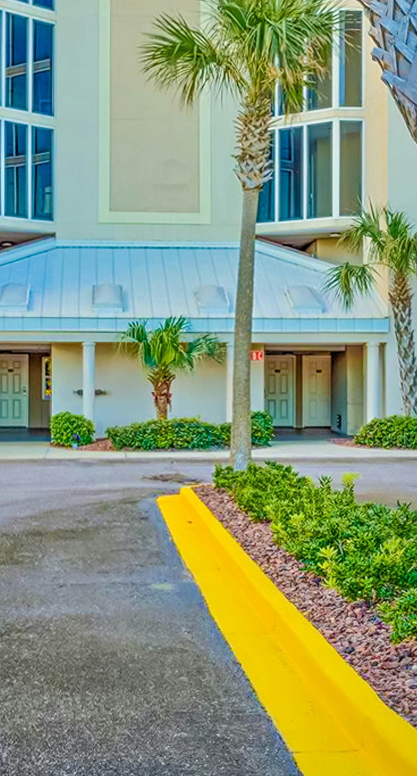 Gulf-front condo with beach access, private balcony, hot tub, pools & BBQ