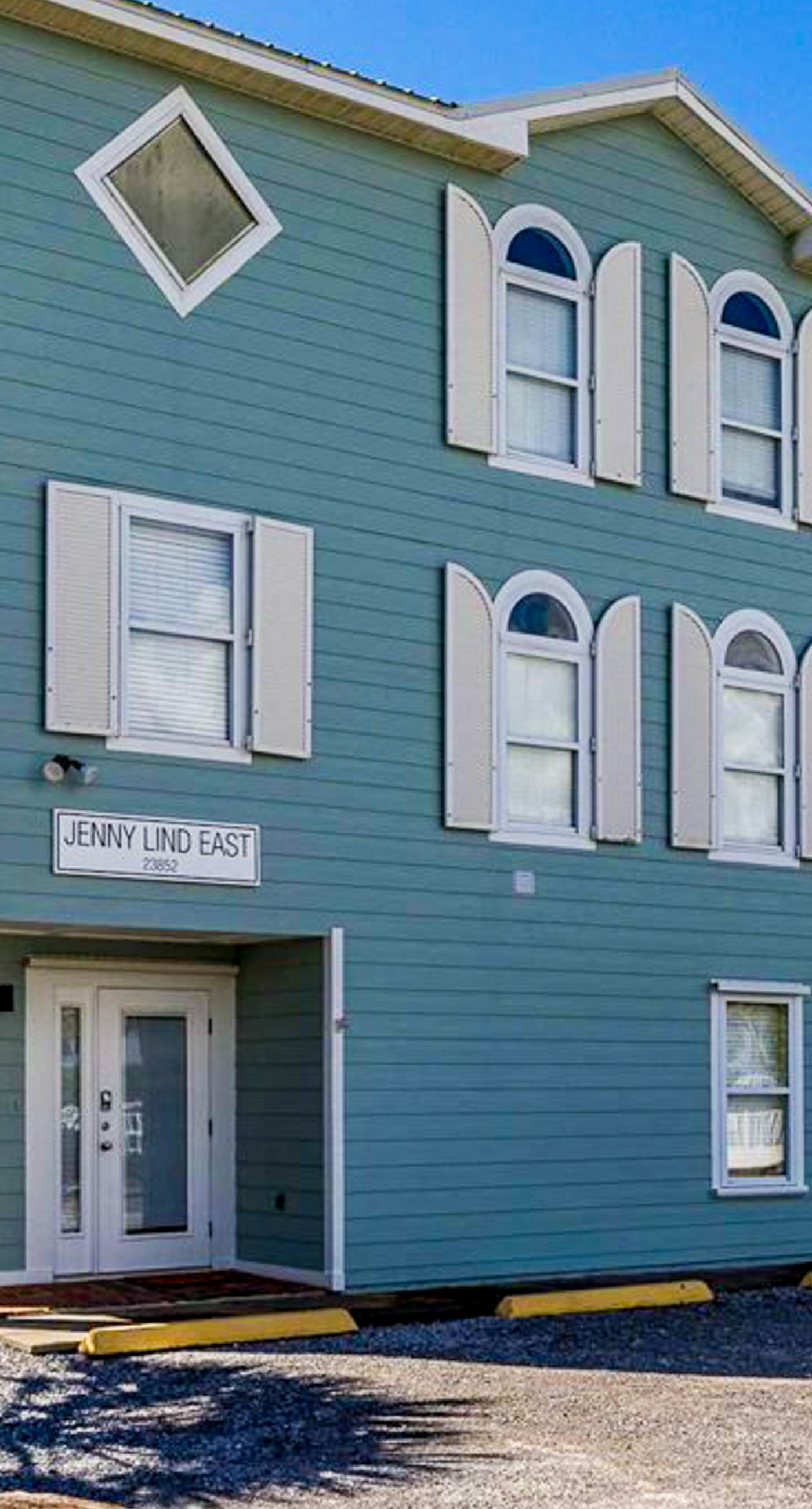 Beachfront home with gorgeous Gulf view, boardwalk, 3 decks & pool access