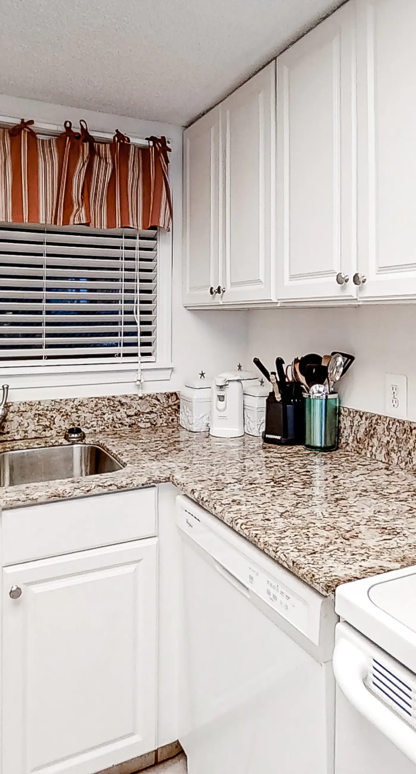 Gulf-Front Condo w Balcony, Great Beach Views & Shared Pools