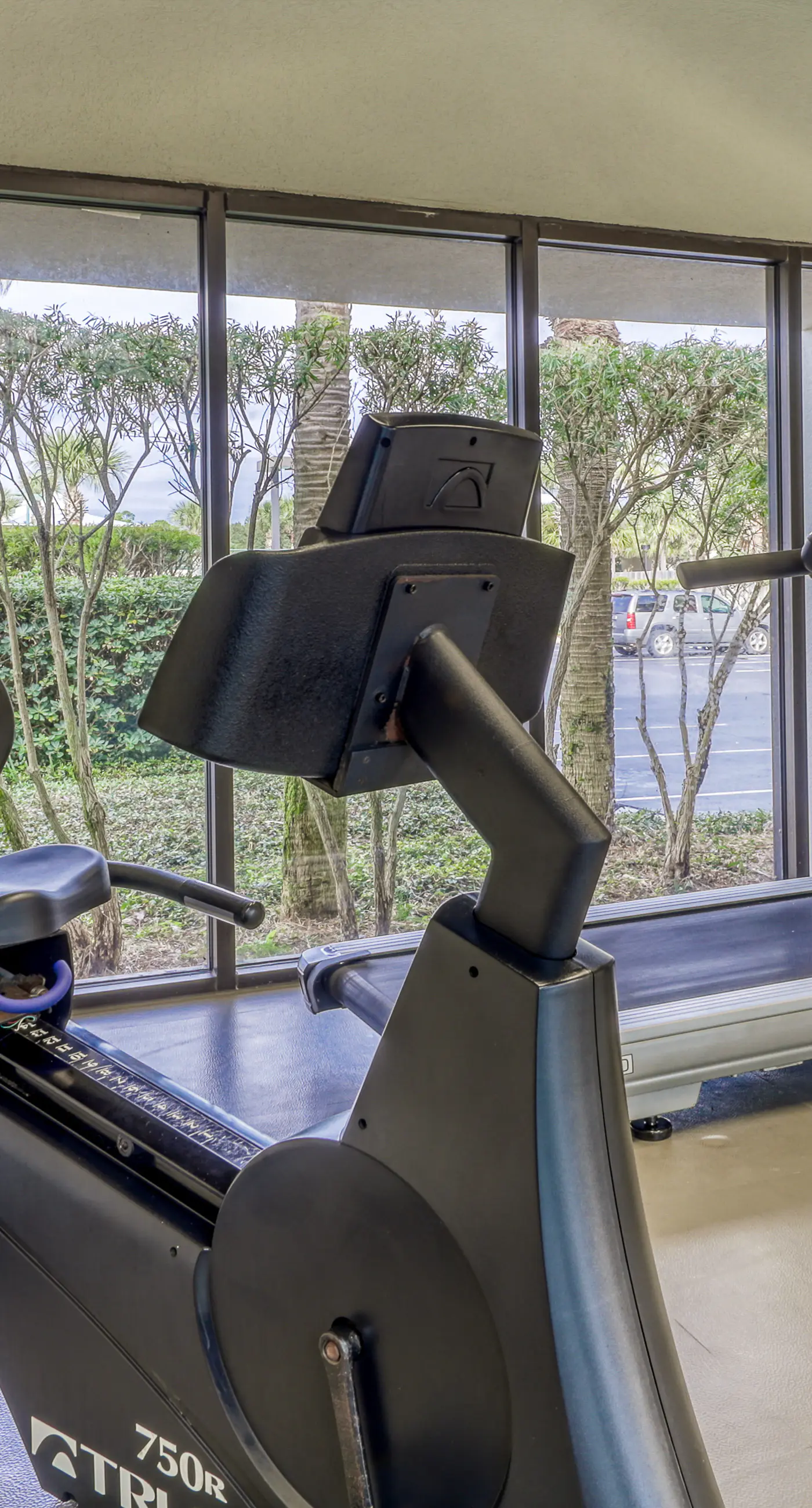 Gulf-front condo with shaded deck, AC, pools, hot tub, tennis & Gym