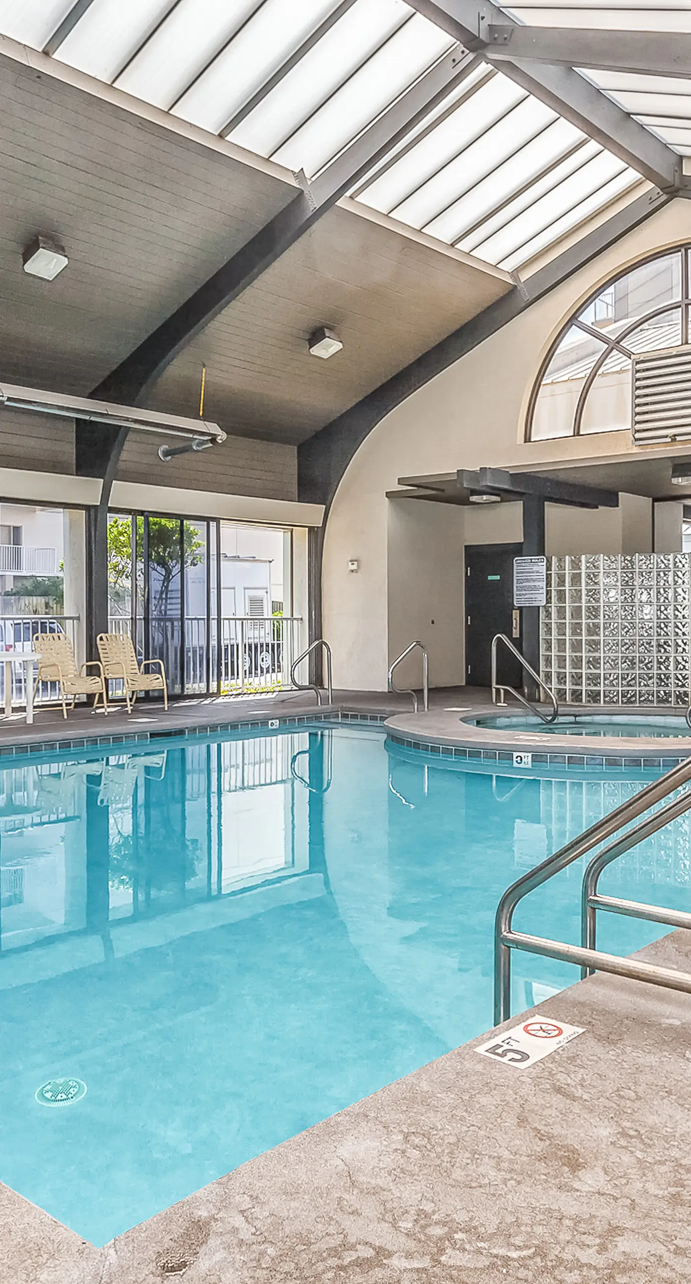 Gulf-front condo with shaded deck, AC, pools, hot tub, tennis & Gym