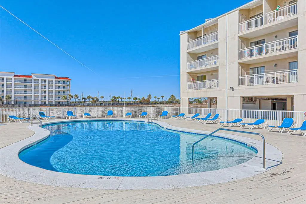 Gulf-front condo with shaded deck, AC, pools, hot tub, tennis & Gym