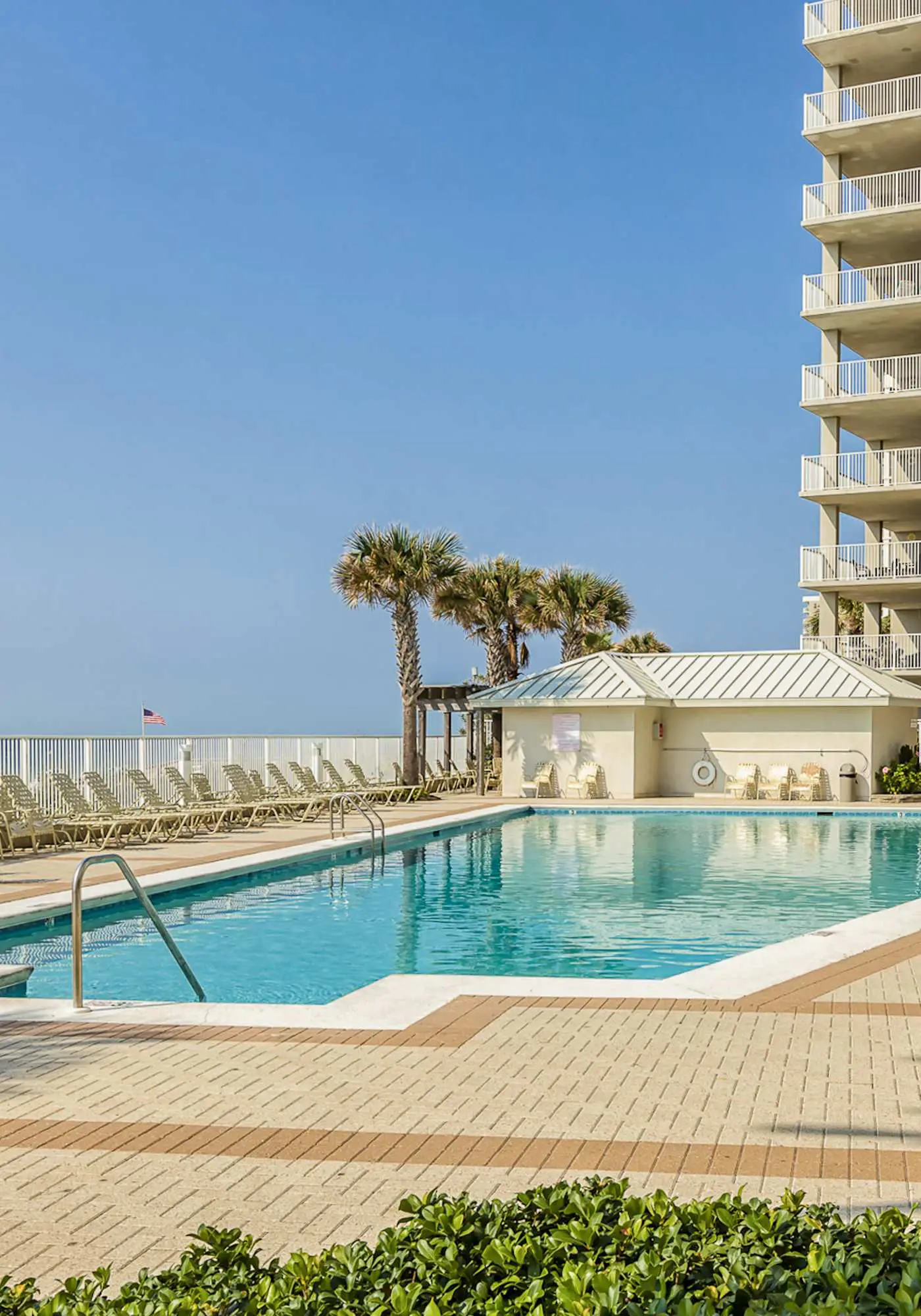 Gulf-front condo with shaded deck, AC, pools, hot tub, tennis & Gym