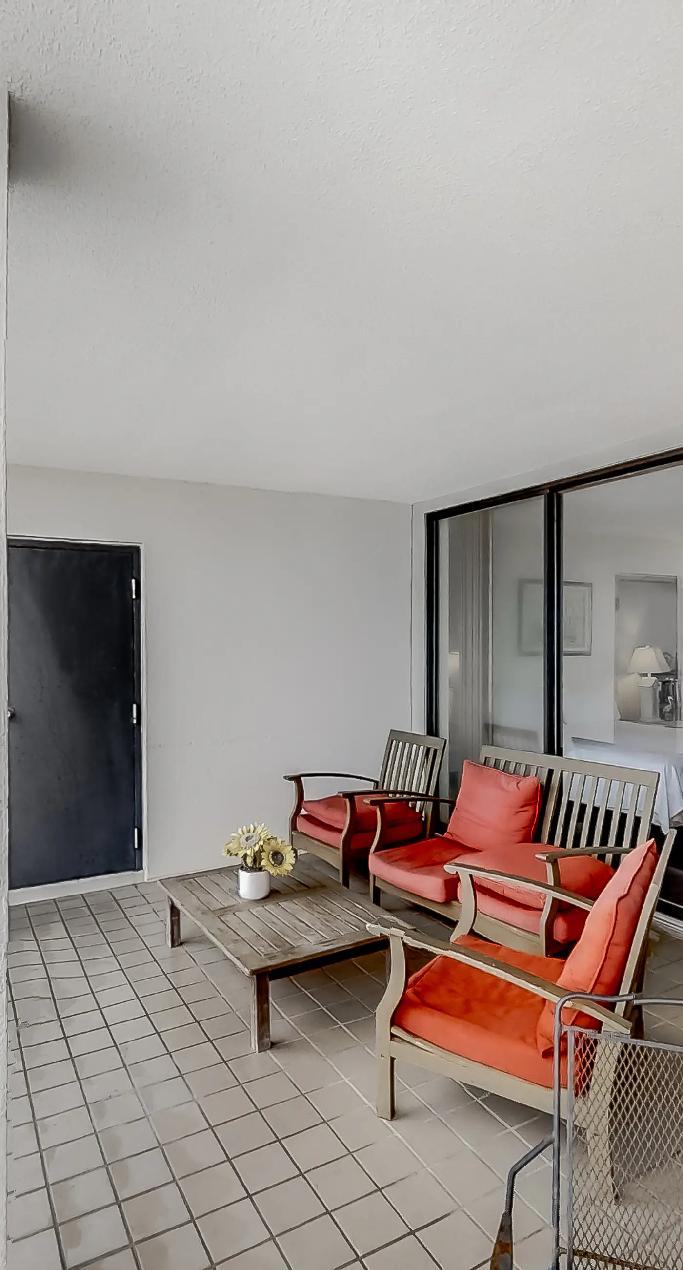 Gulf-front condo with beach view, deck, AC, pools, hot tub & tennis