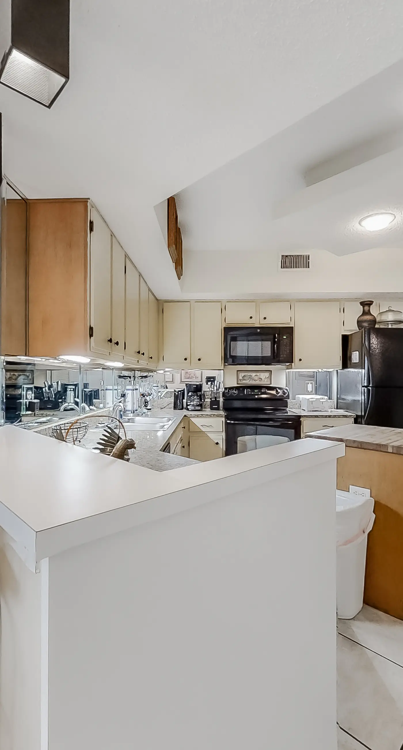 Gulf-front condo with beach view, deck, AC, pools, hot tub & tennis