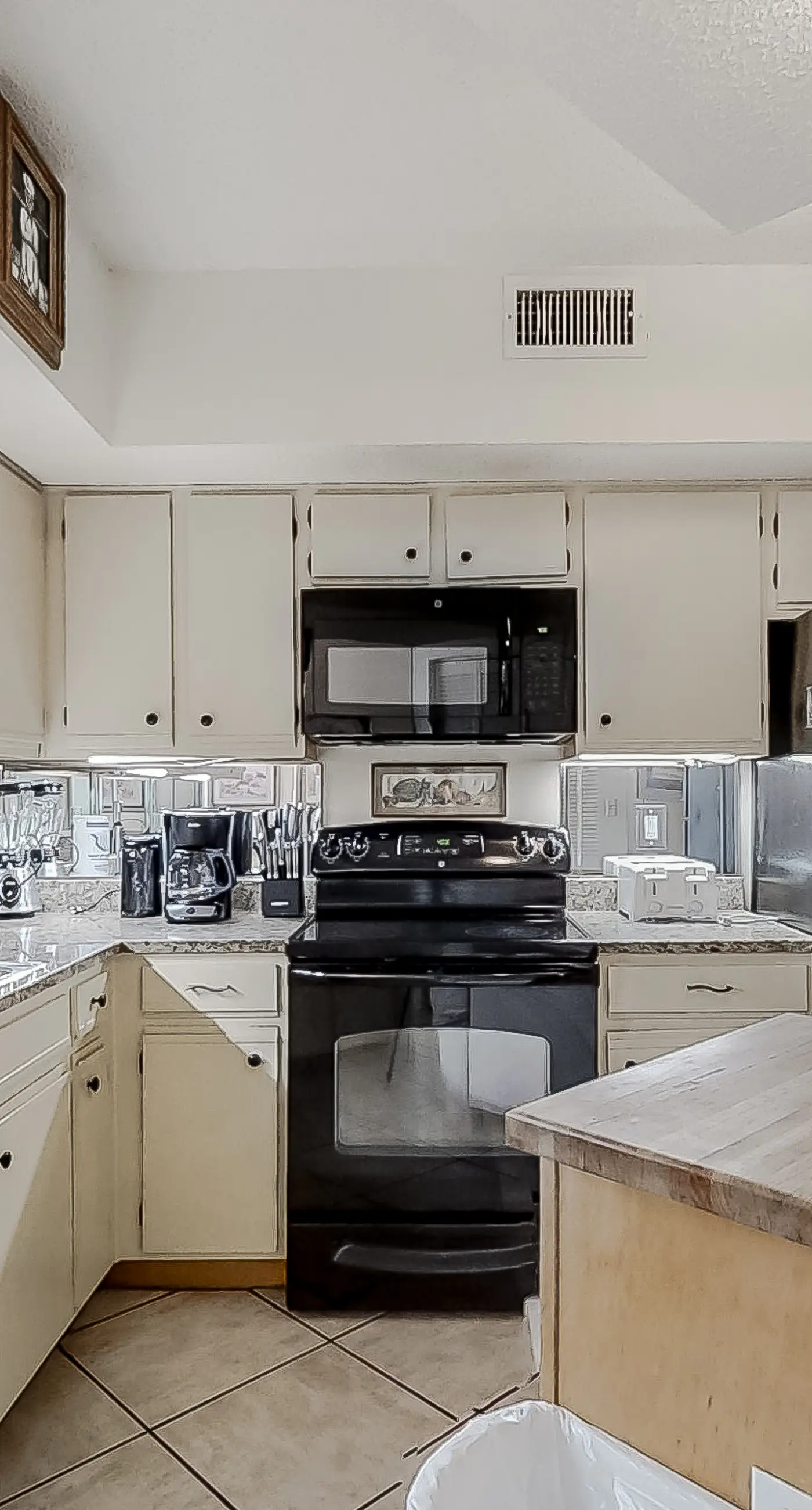 Gulf-front condo with beach view, deck, AC, pools, hot tub & tennis