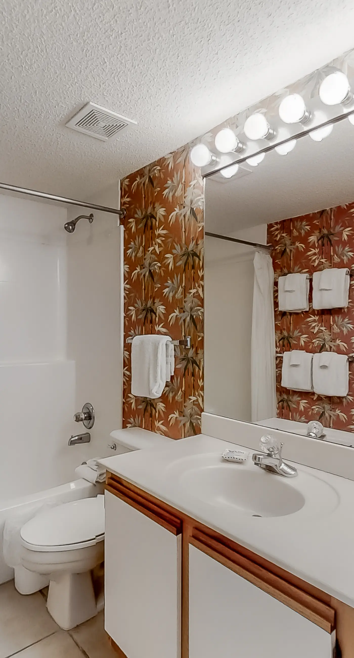 Gulf-front condo with beach view, deck, AC, pools, hot tub & tennis